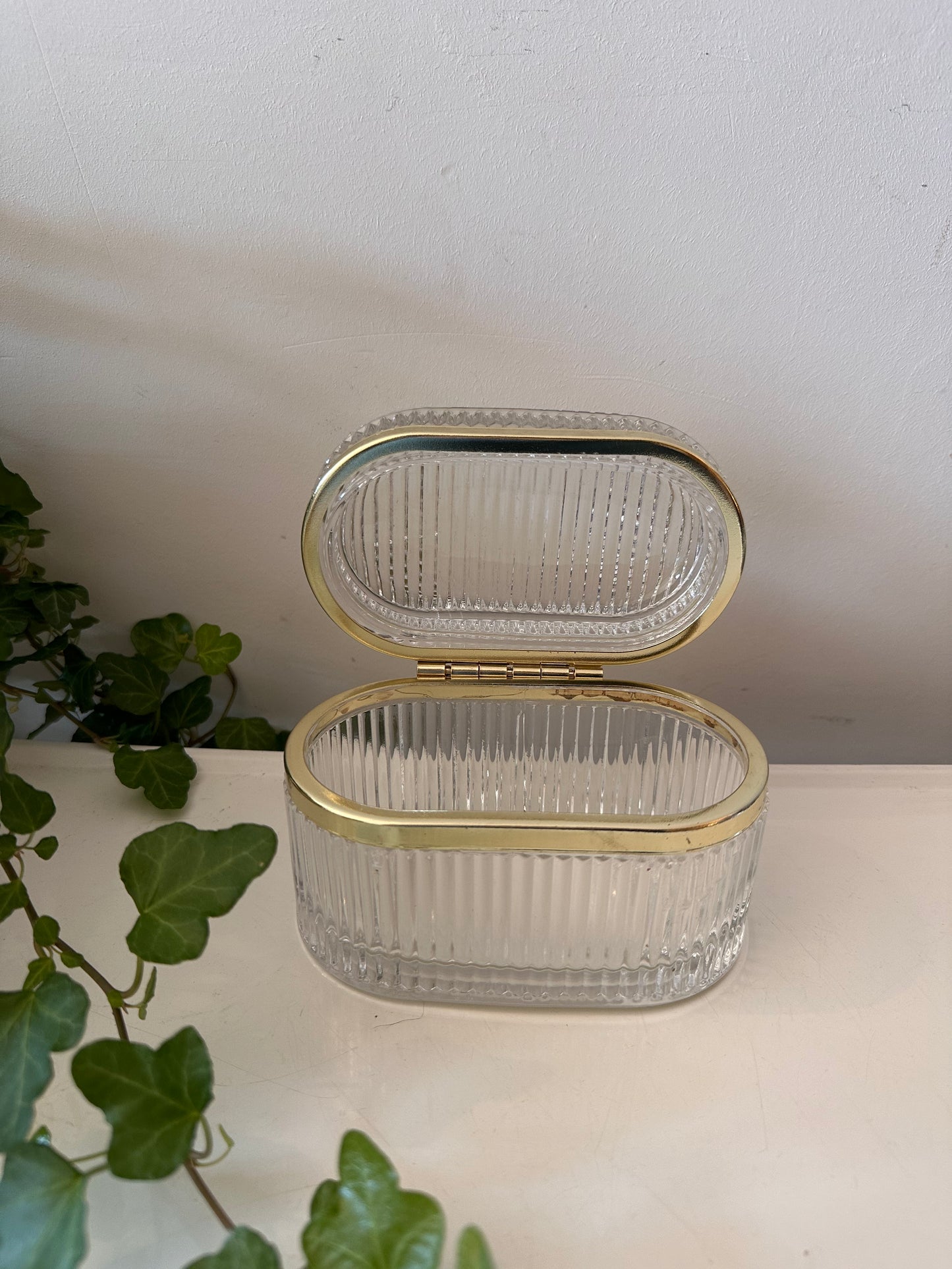 Glazen bewaardoosje met goudkleurige rand