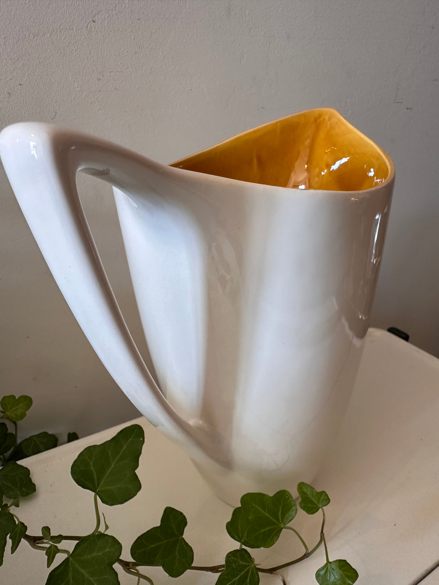 Keramieken jaren 60 kan met geel geglazuurde binnenkant