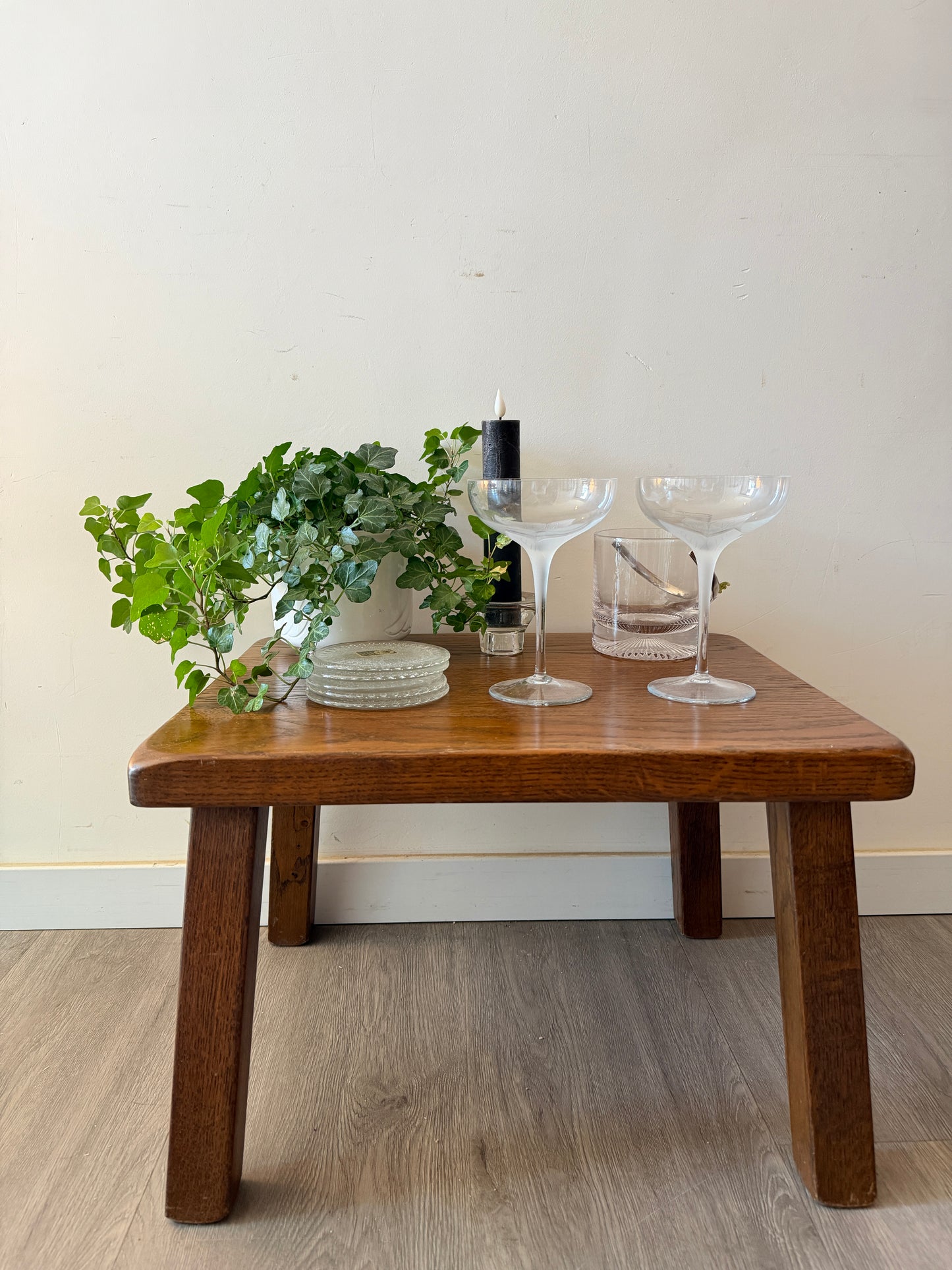 Brutalist houten bijzettafeltje