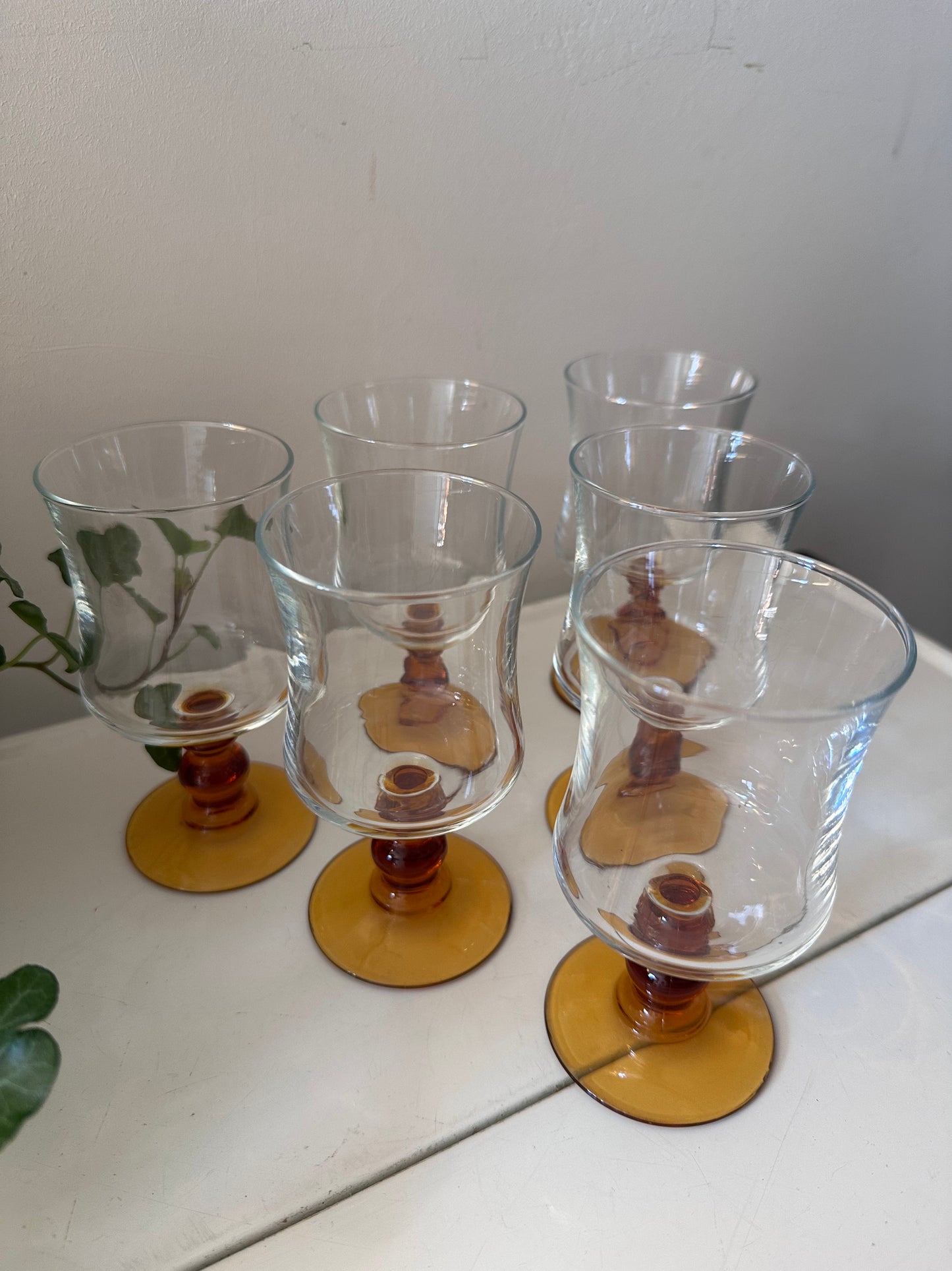 Set van 6 amberkleurige wijnglazen