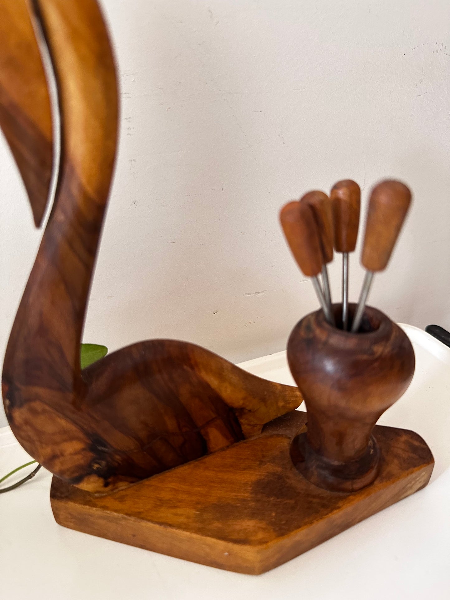 Houten zwaan met cocktailprikkers