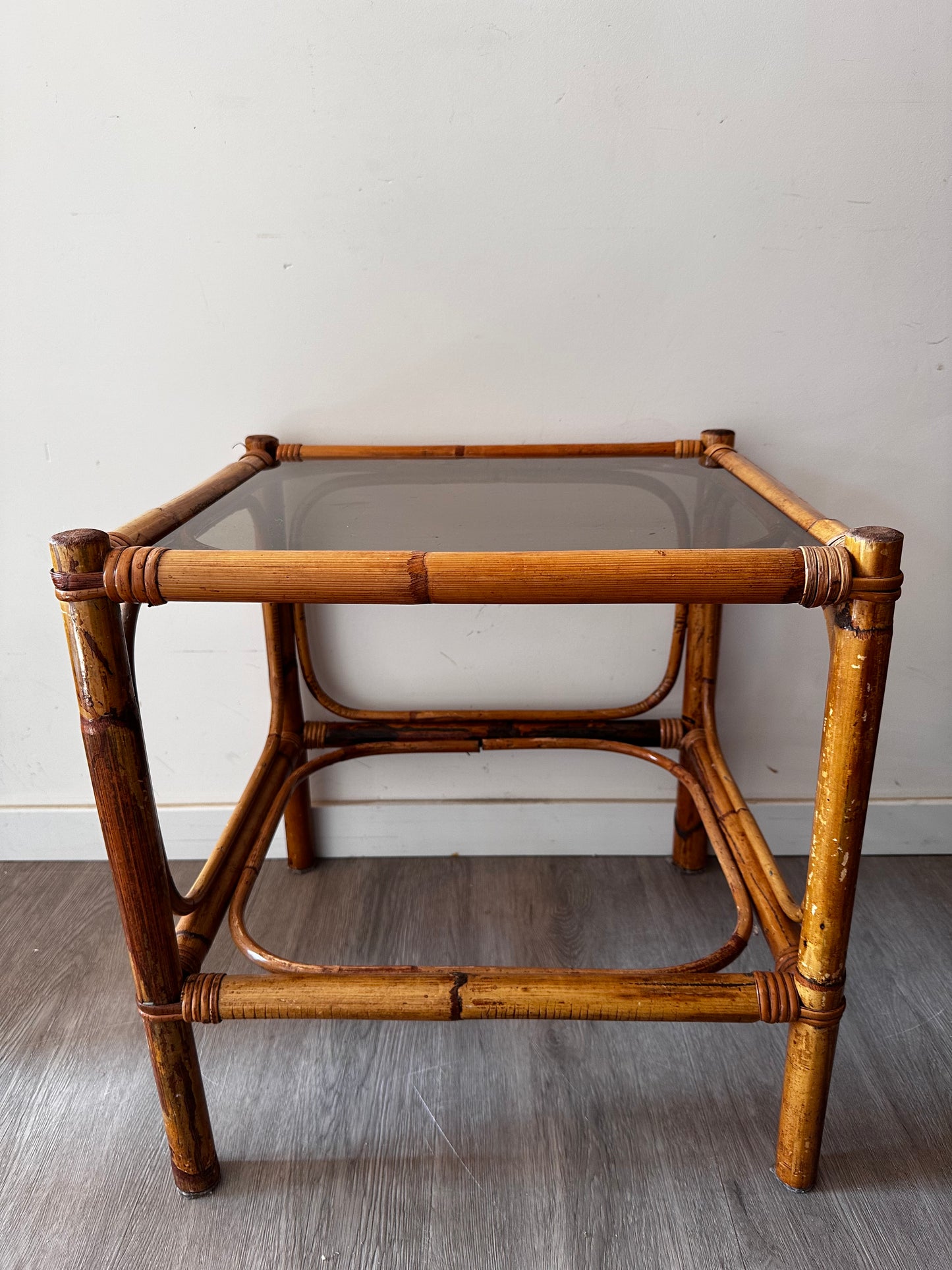 Rotan bijzettafeltje met rookglazen blad