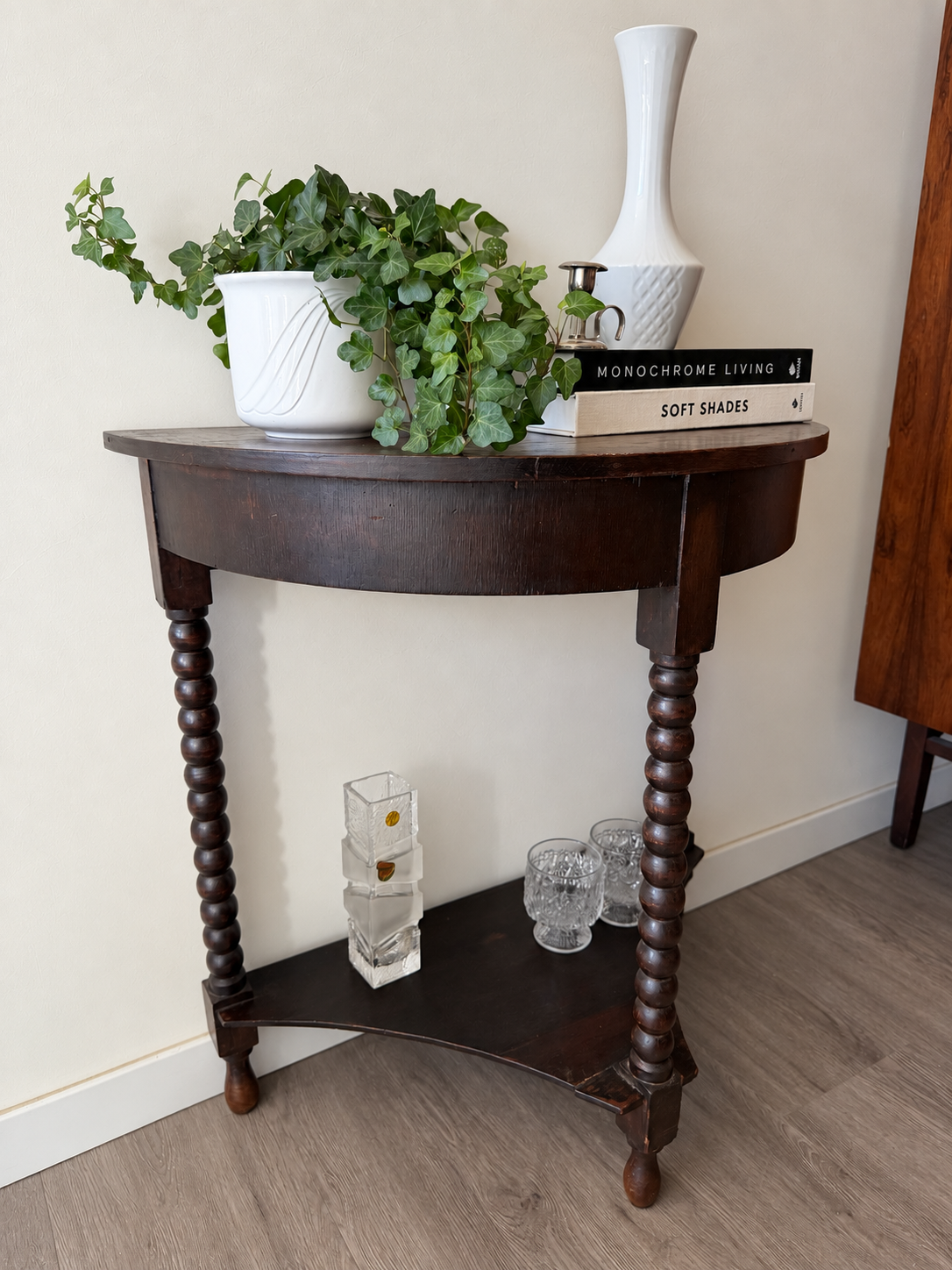 Halfronde sidetable met bolpoten