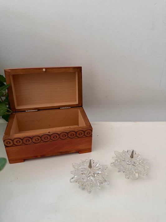 Houten bewaardoosje met twee stervormige kandelaartjes