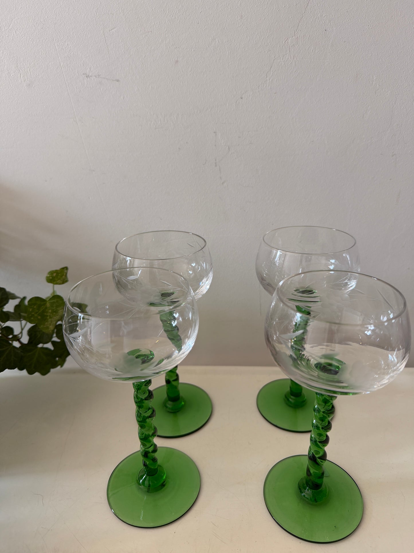 Set van 4 glazen op groene voet
