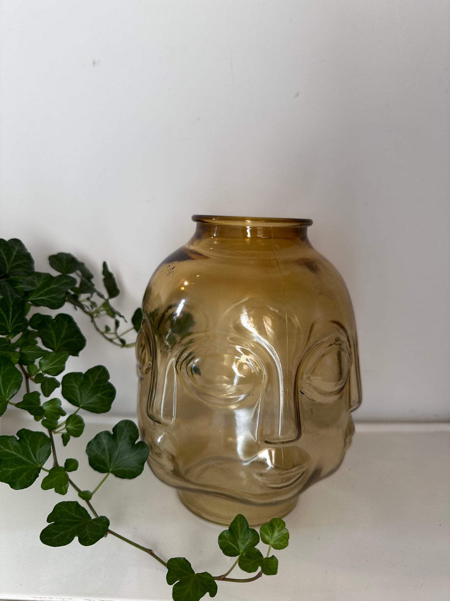 Amberkleurige vintage glazen vaas