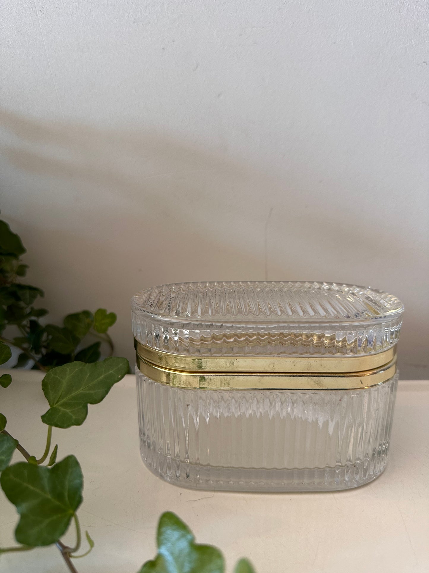 Glazen bewaardoosje met goudkleurige rand