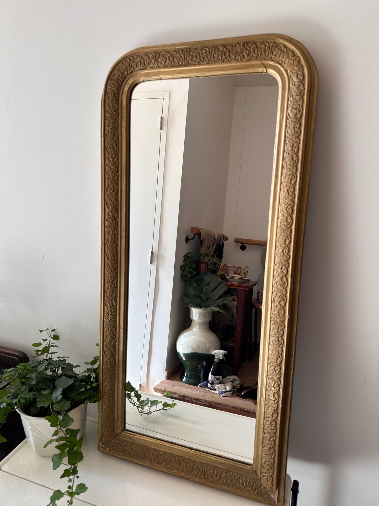 Hoge goudkleurige spiegel