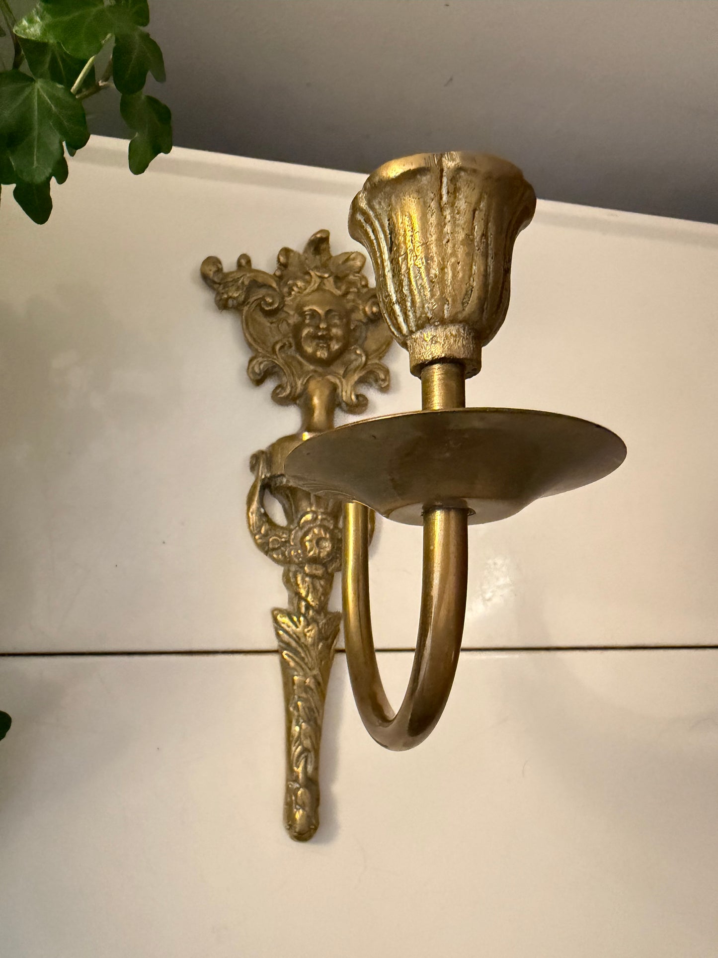 Messing wandkandelaar met ornament