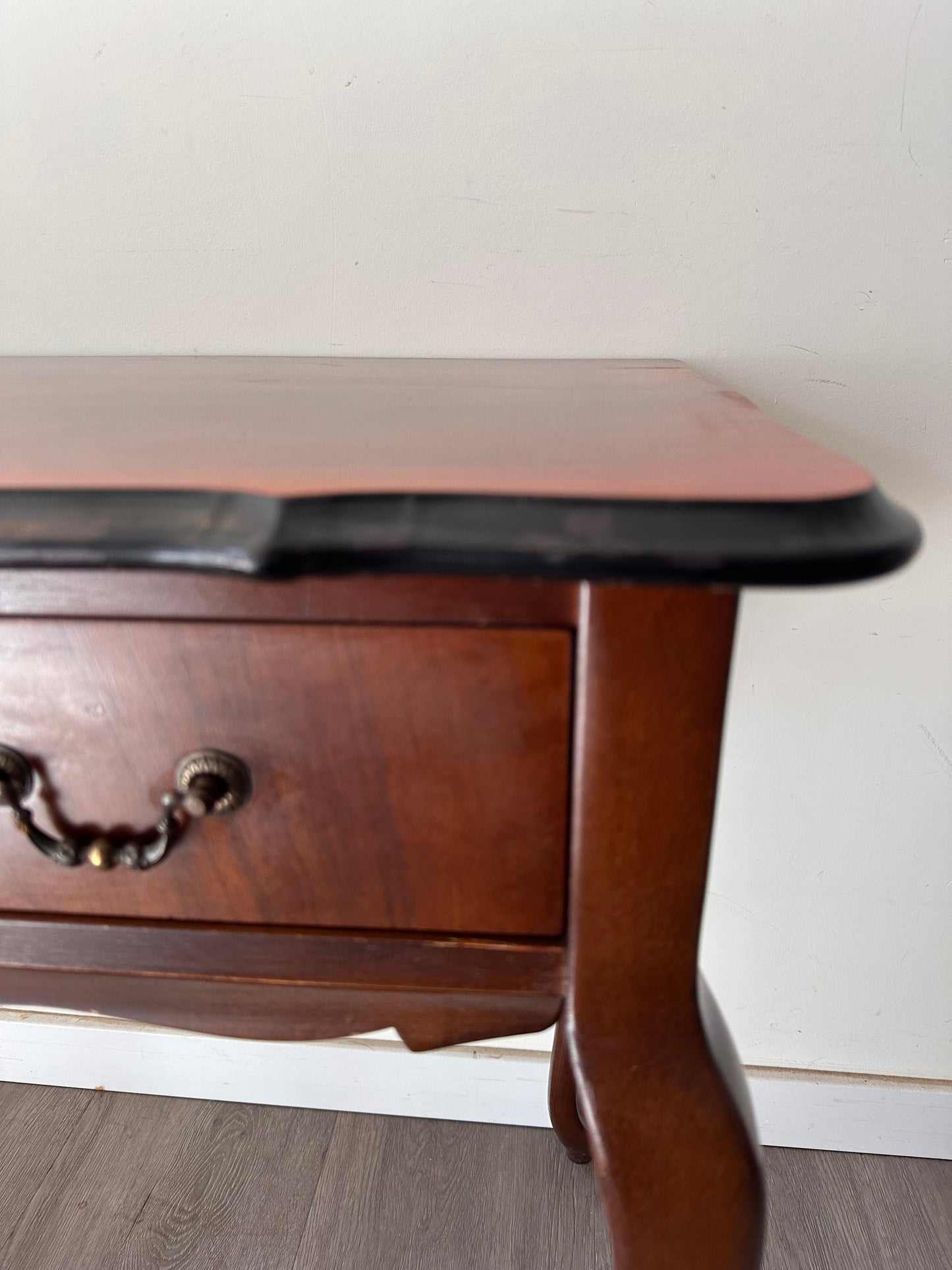 Klassiek houten tafeltje met lade