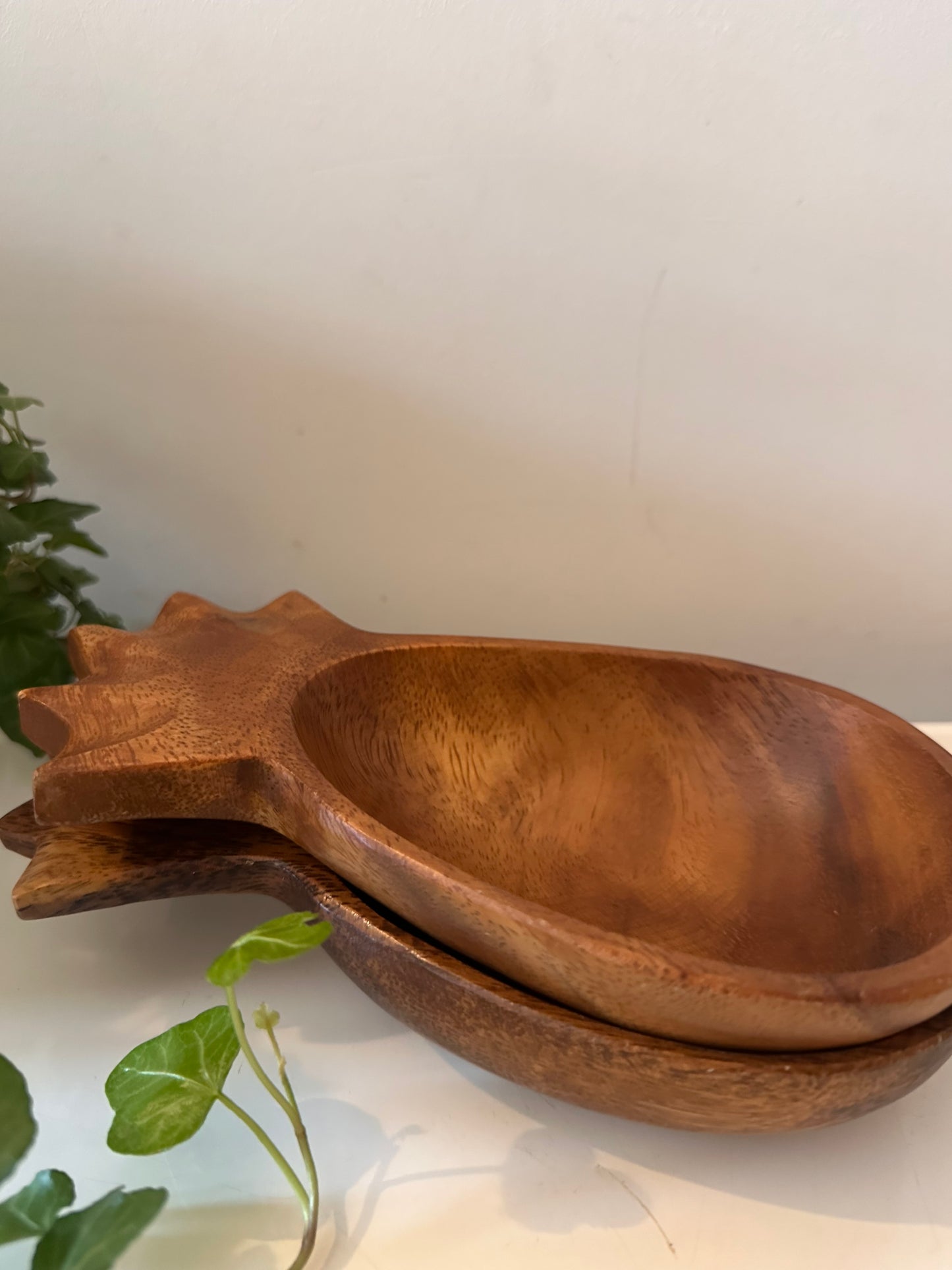 Houten schaaltjes in de vorm van een ananas