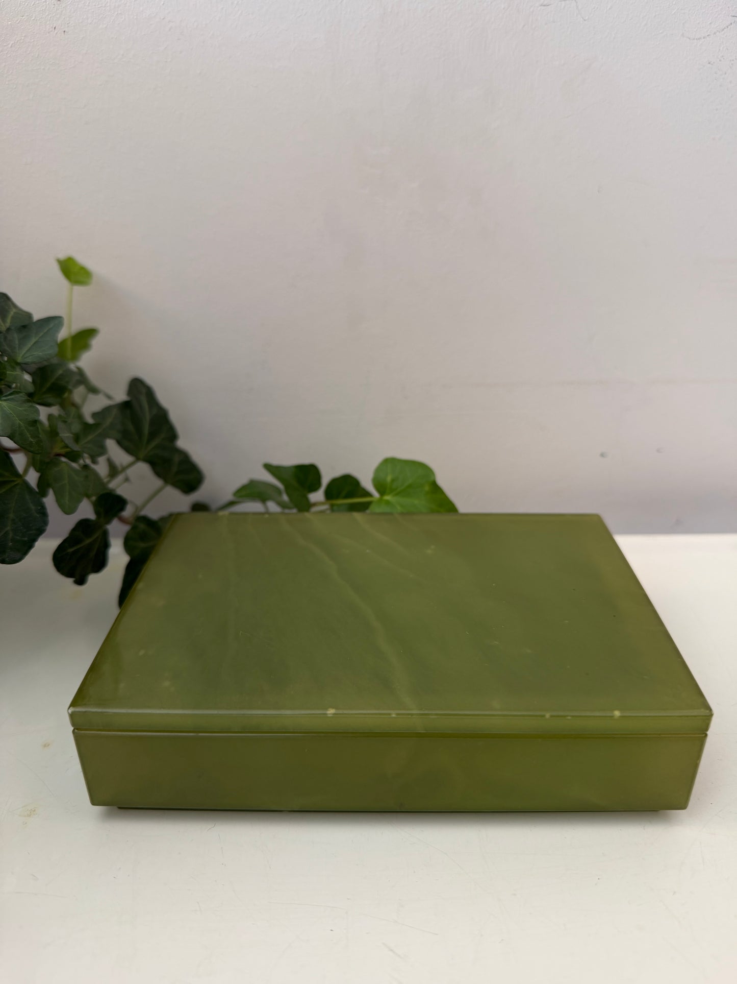 Stenen bewaardoosje met groen gemarmerde tint