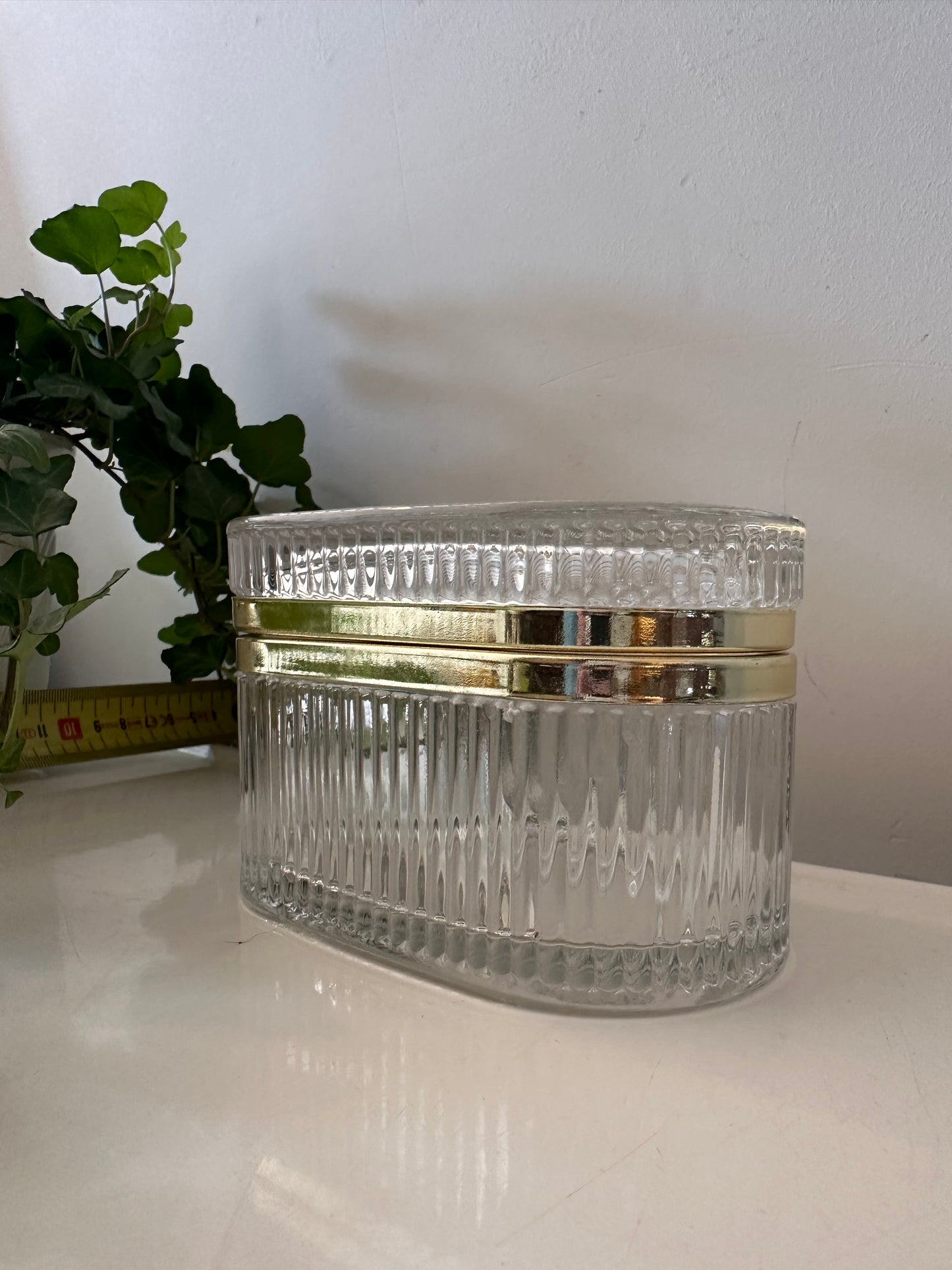 Glazen bewaardoosje met goudkleurige rand