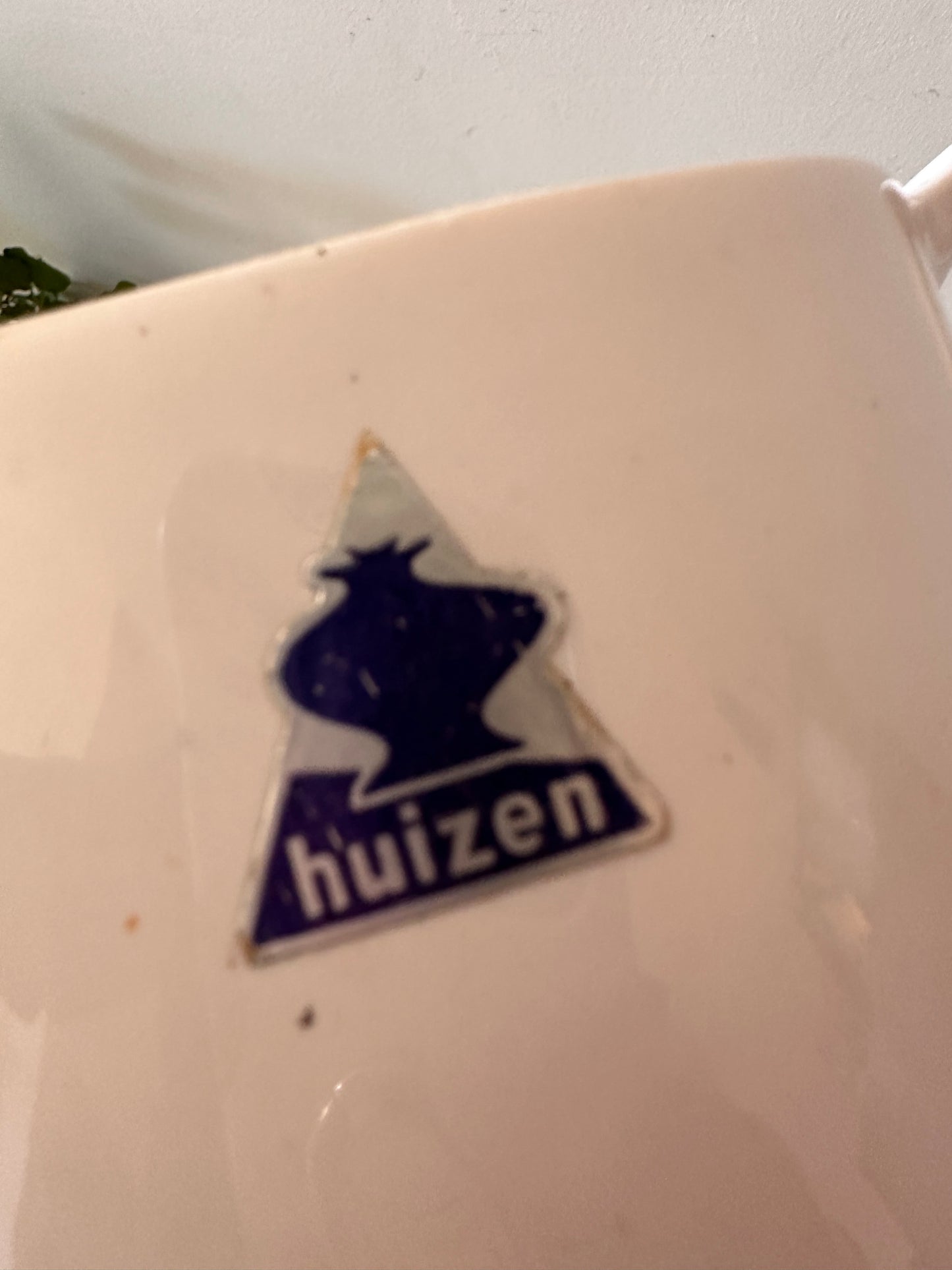 Keramieken jaren 60 kan met geel geglazuurde binnenkant