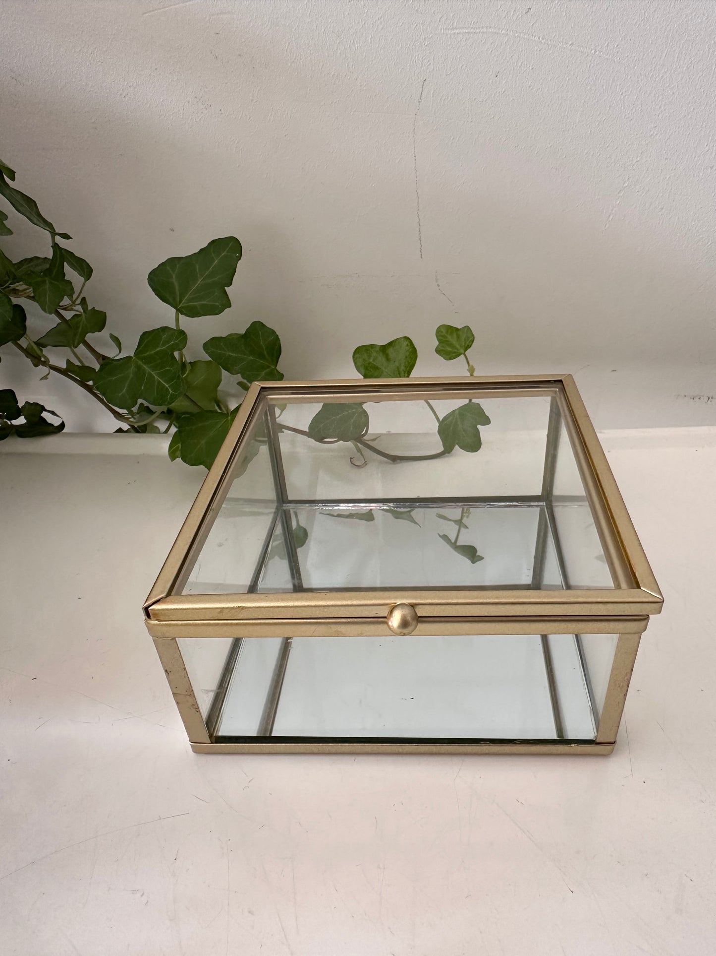 Bewaardoosje van glas met messing randen spiegelbodem