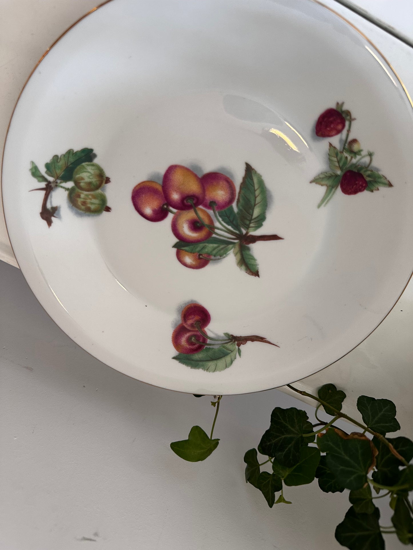 Porseleinen fruitschaal met onderbord