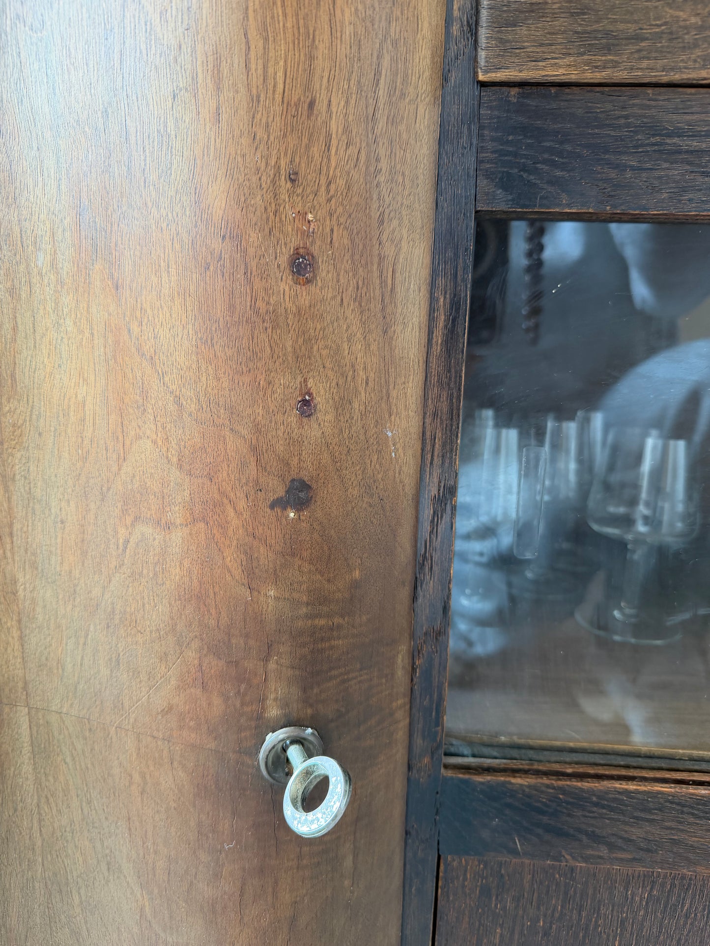 Art Deco kastje met glazen deurtjes