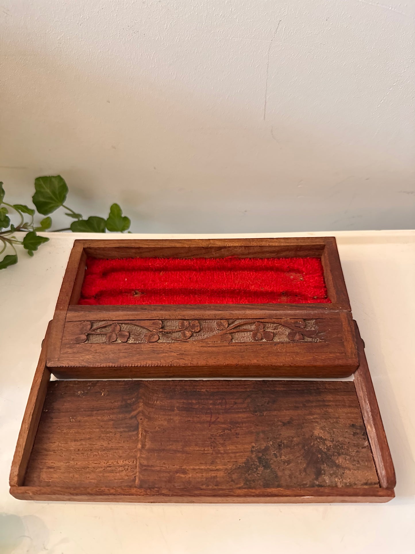 Handgemaakt houten Pennenbakje met inleg been motief