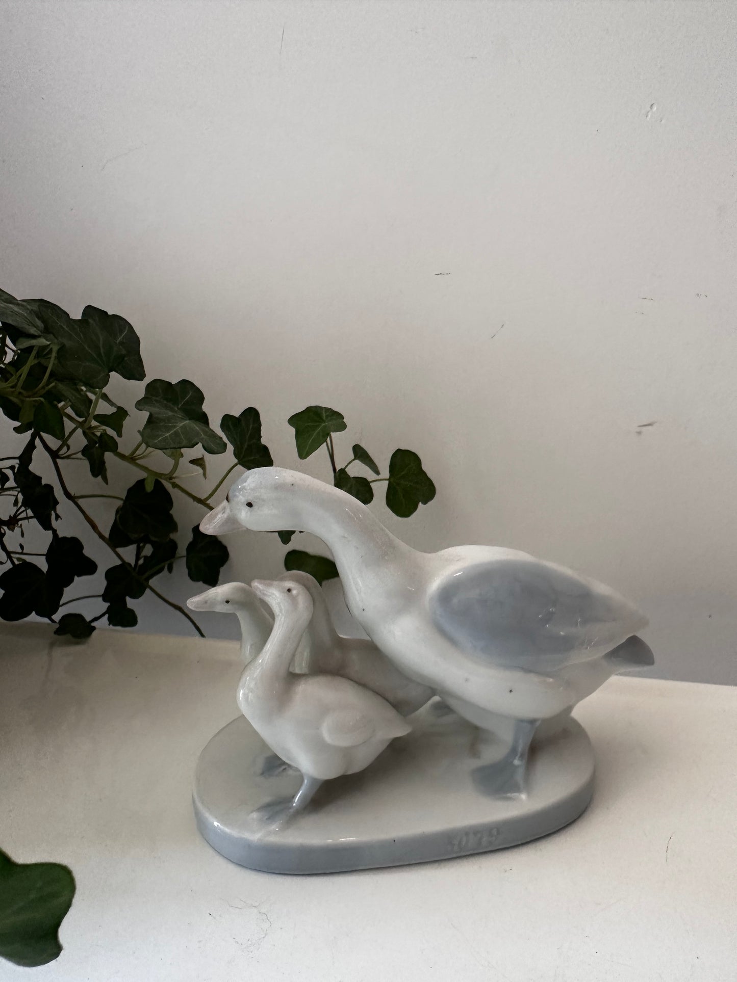 Porseleinen beeldje van gans met kleintjes