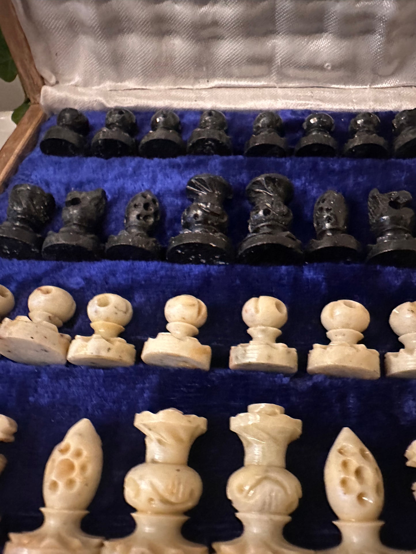 Schaakspel van onyx en hout