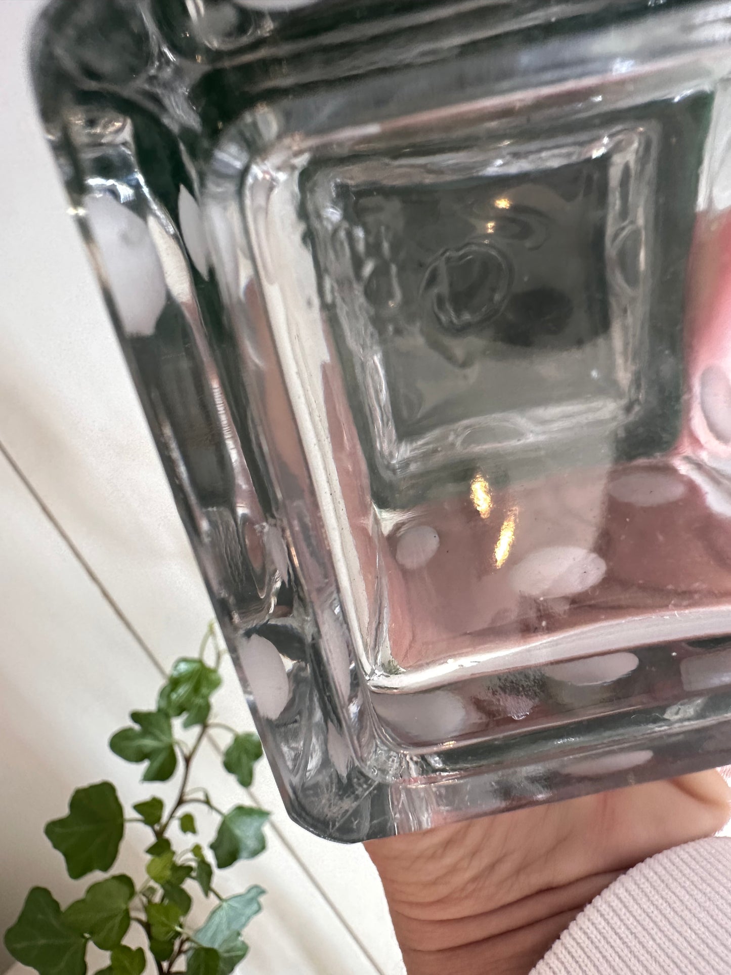 Vintage parfumfles met dobbelsteen motief