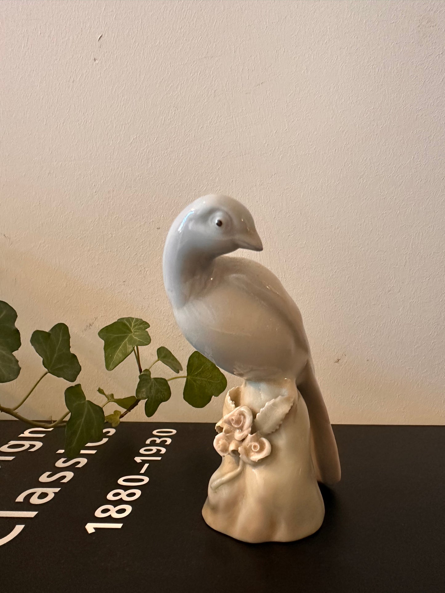 Porseleinen duifbeeldje