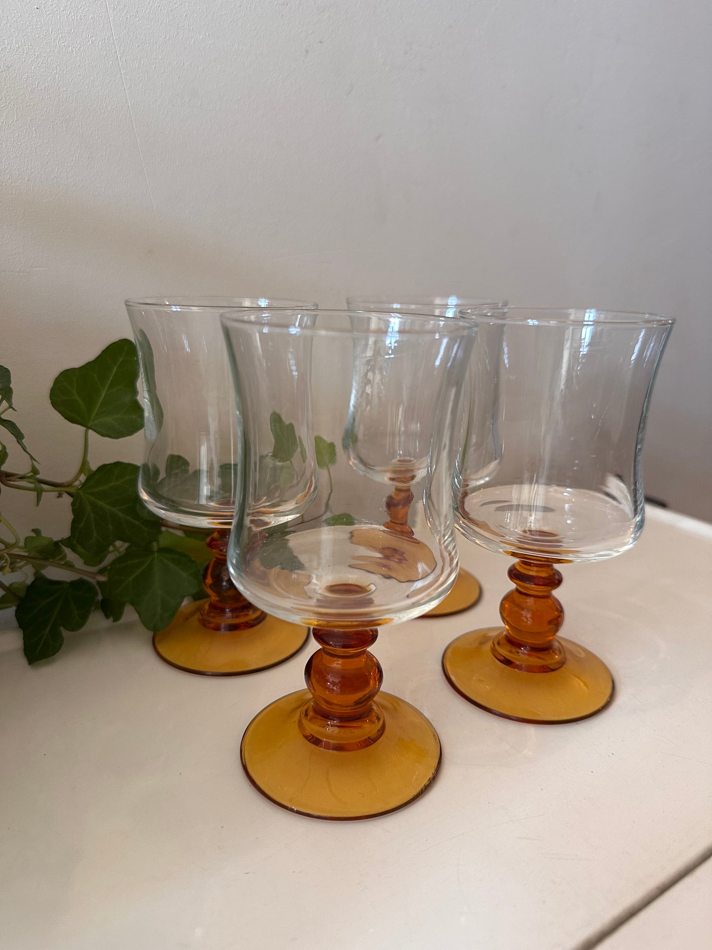 Set van 4 wijnglazen jaren 70 amberkleurige voet