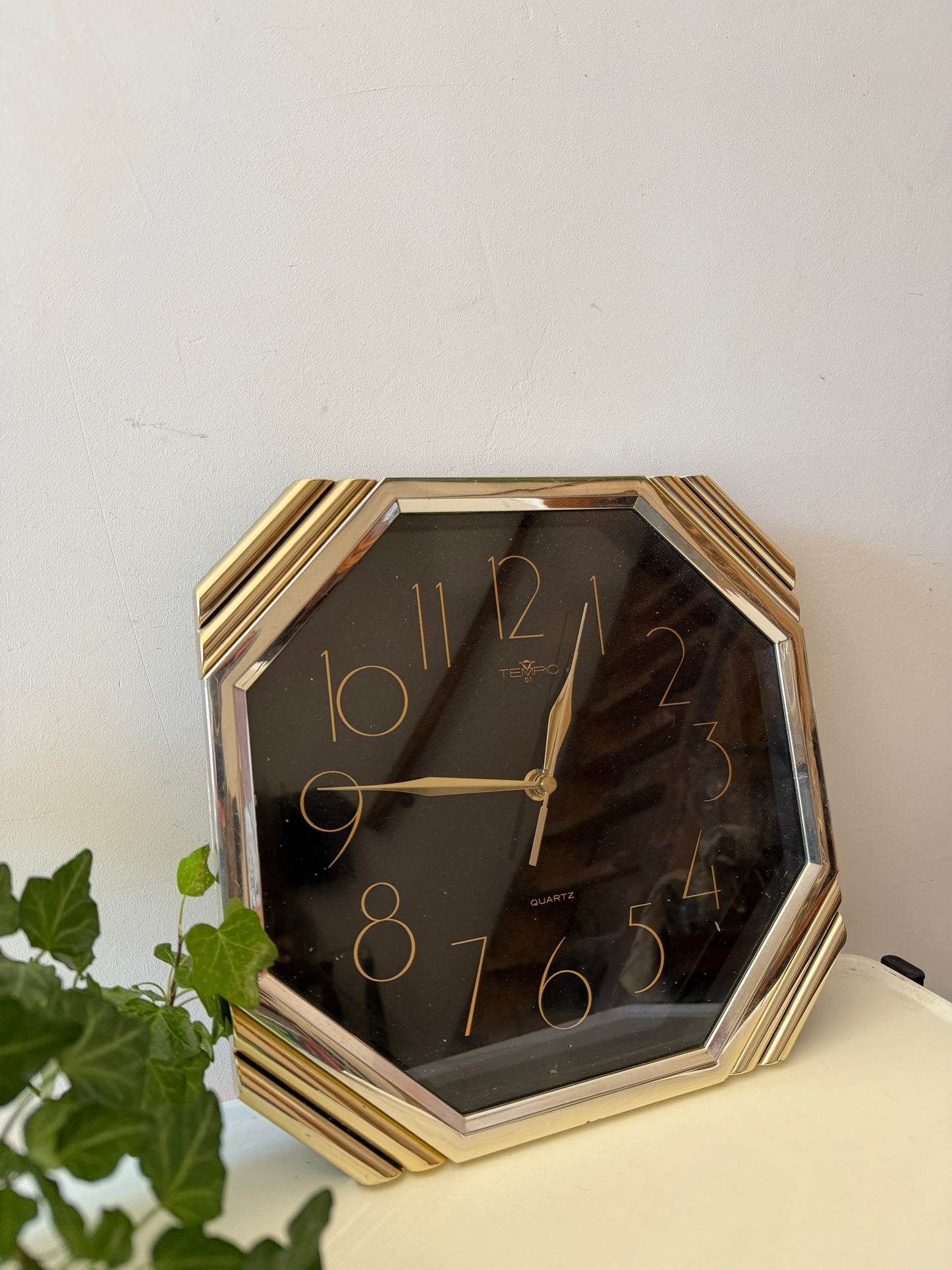 Jaren 80 wandklok zwart met goudkleur
