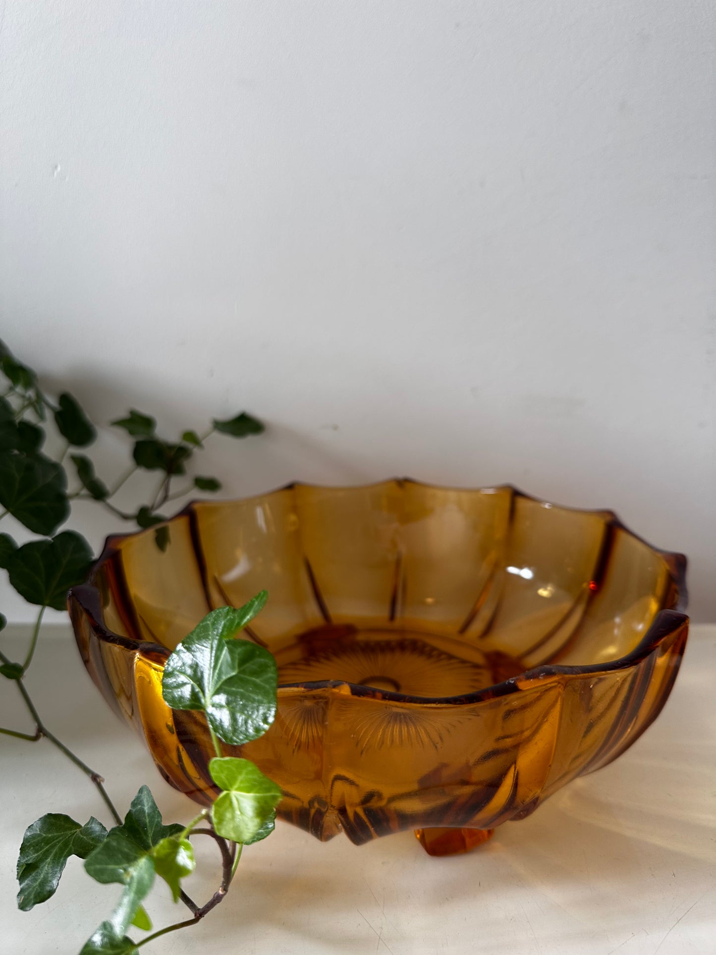 Amberkleurige vintage schaal