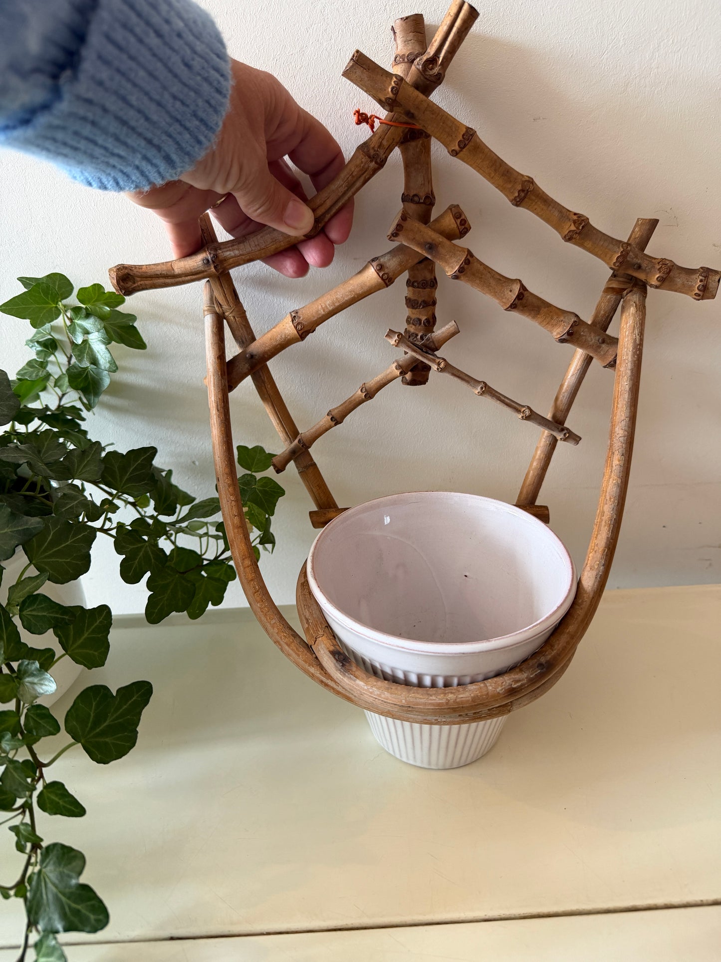 Rotan hanger met erica bloempot