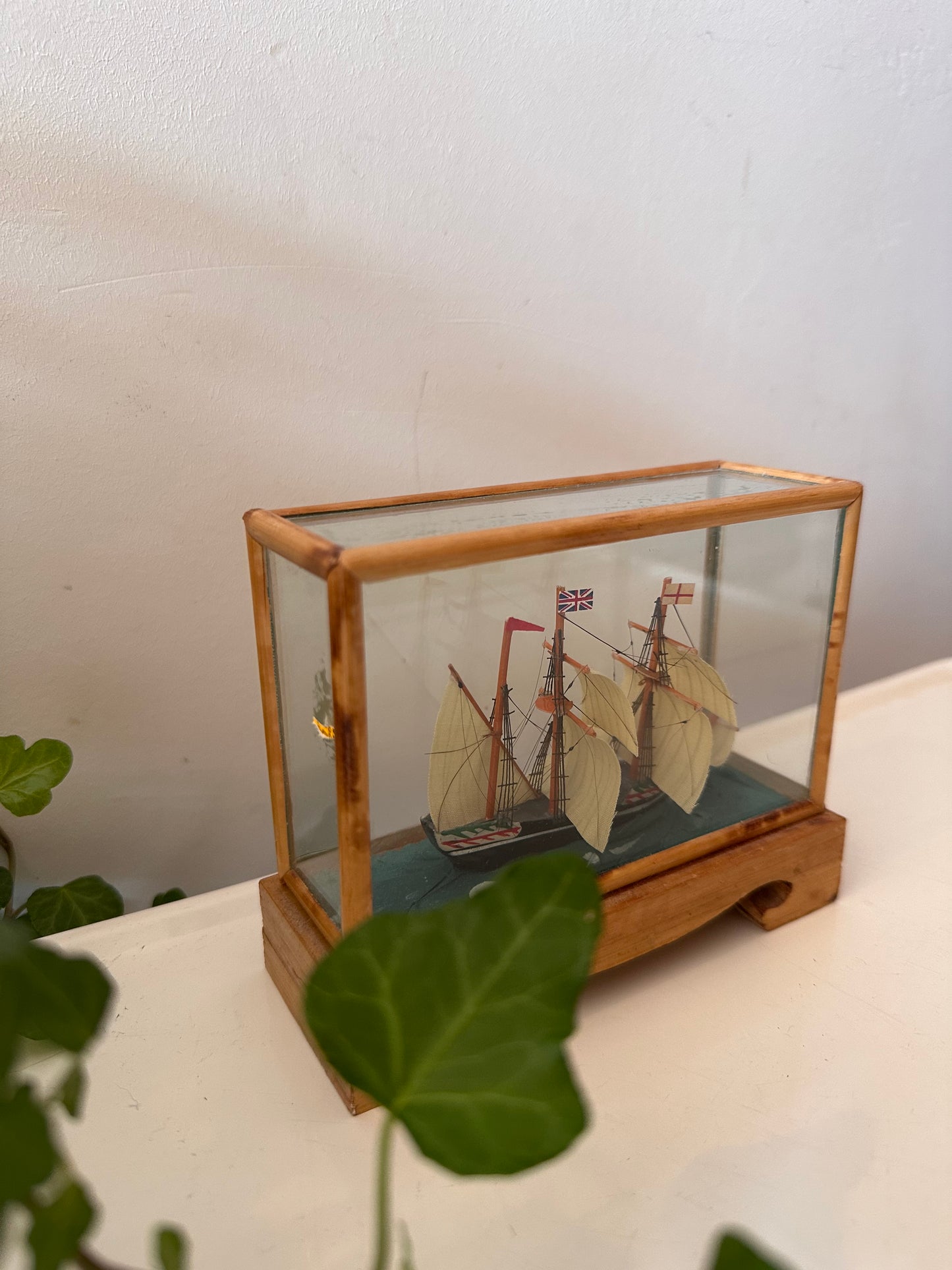 Miniatuur scheepje in glazen vitrine