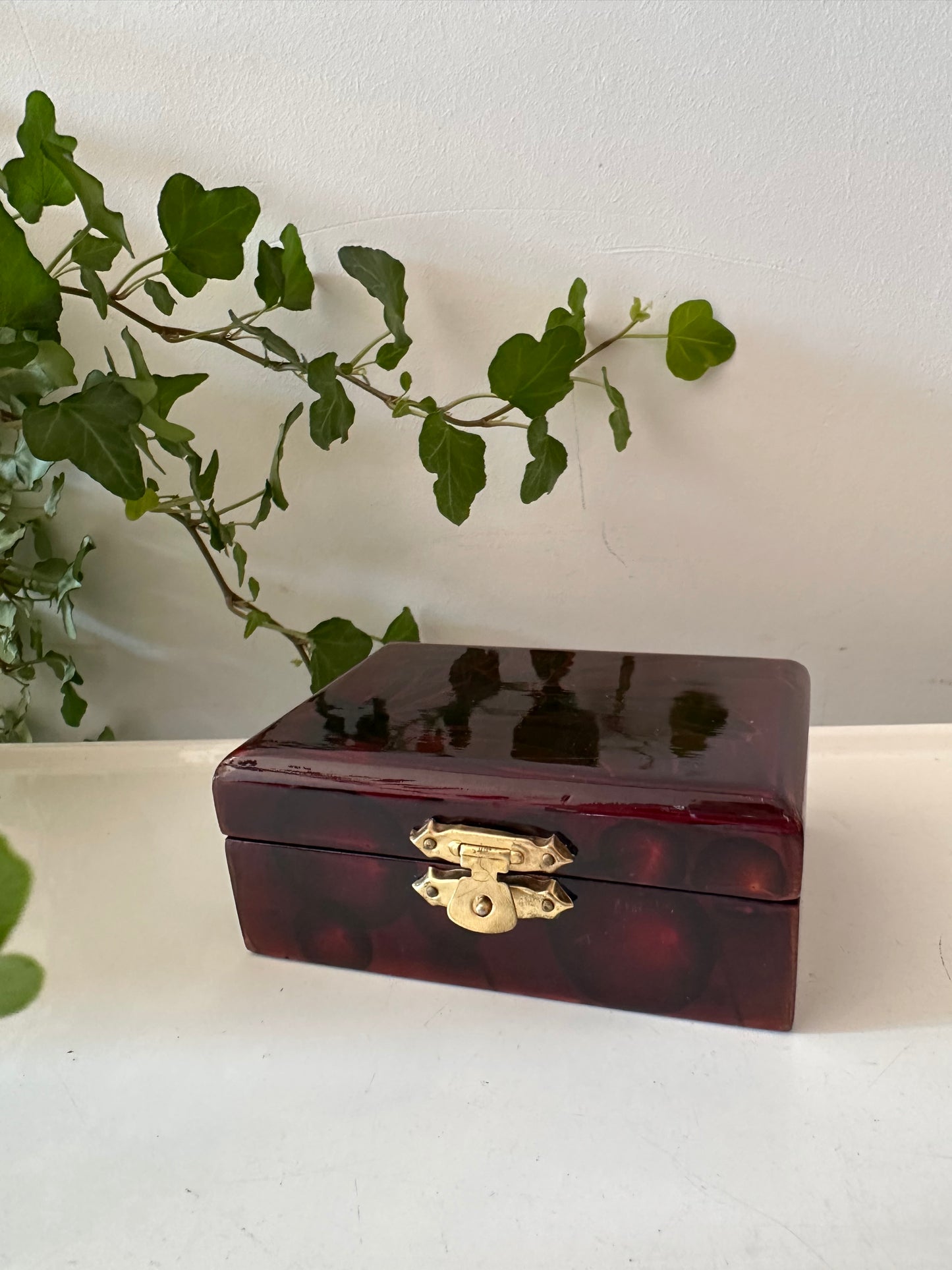Vintage bewaardoosje met rode binnenkant
