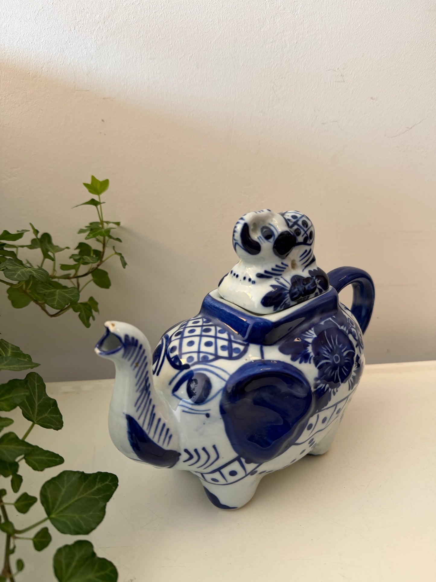 Keramiek theepotje in de vorm van een olifant