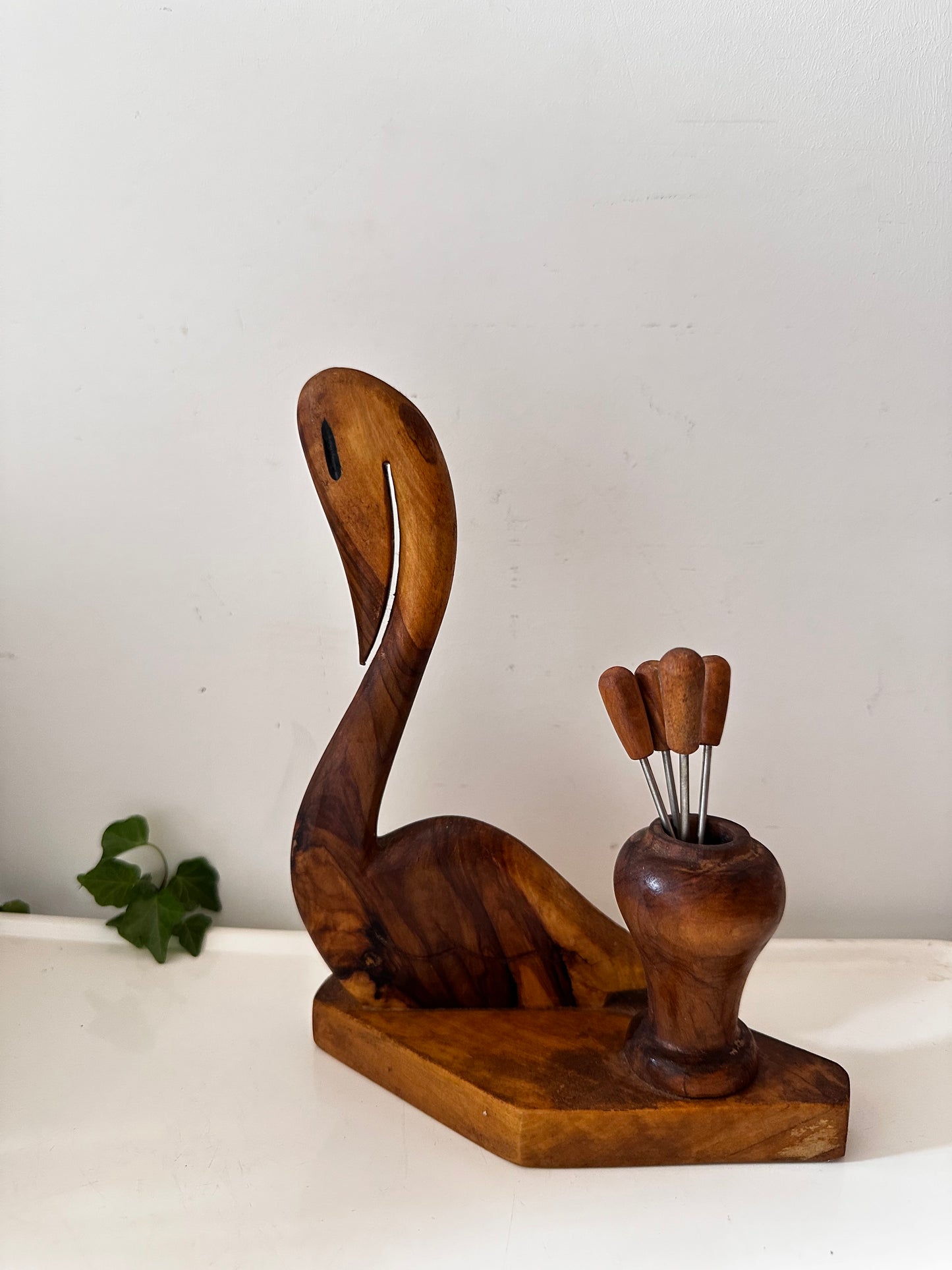 Houten zwaan met cocktailprikkers