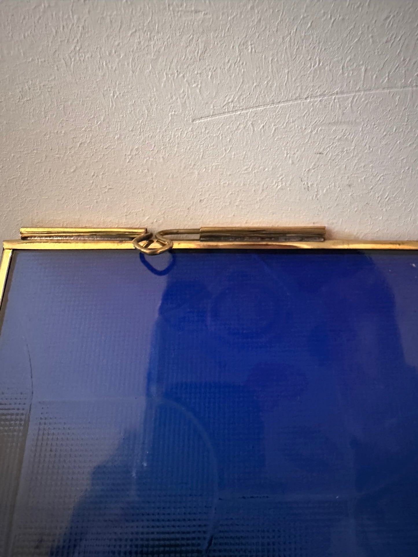 Bewaardoosje met blauw glas en messing randen