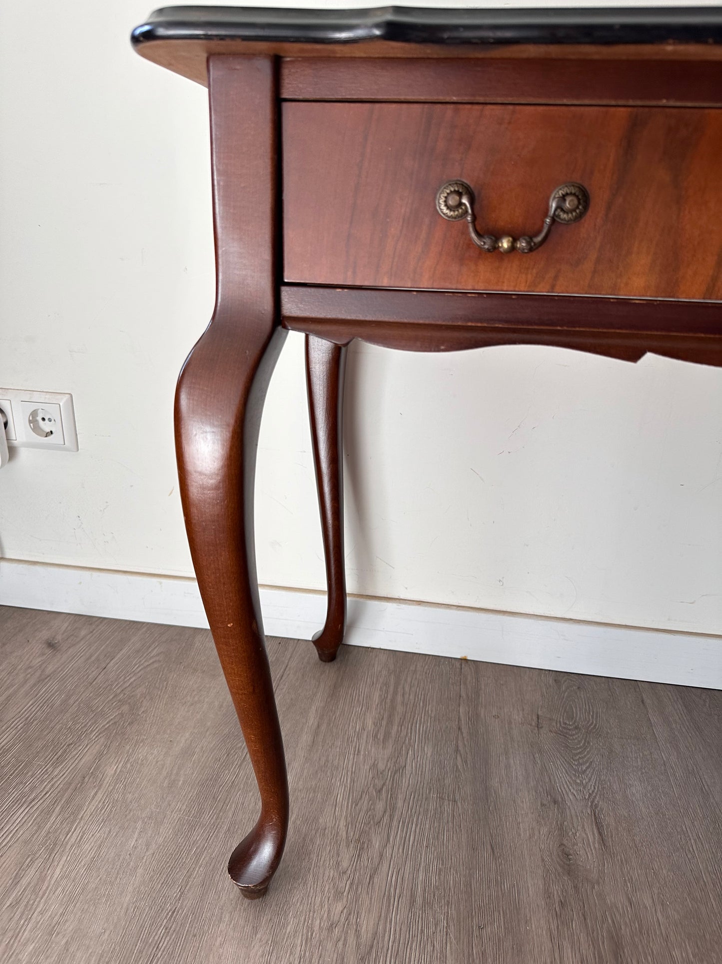 Klassiek houten tafeltje met lade