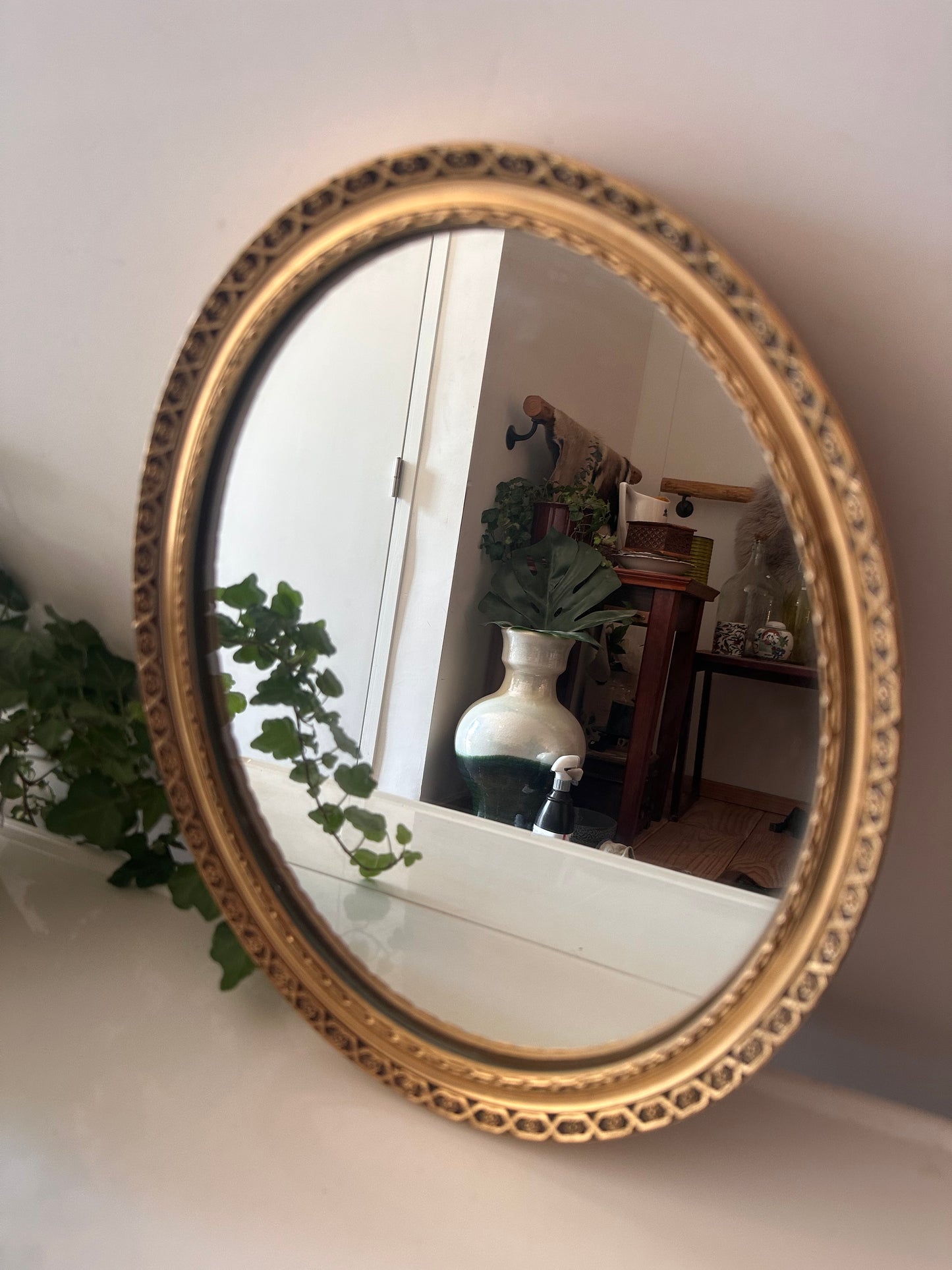 Goudkleurige ovale spiegel