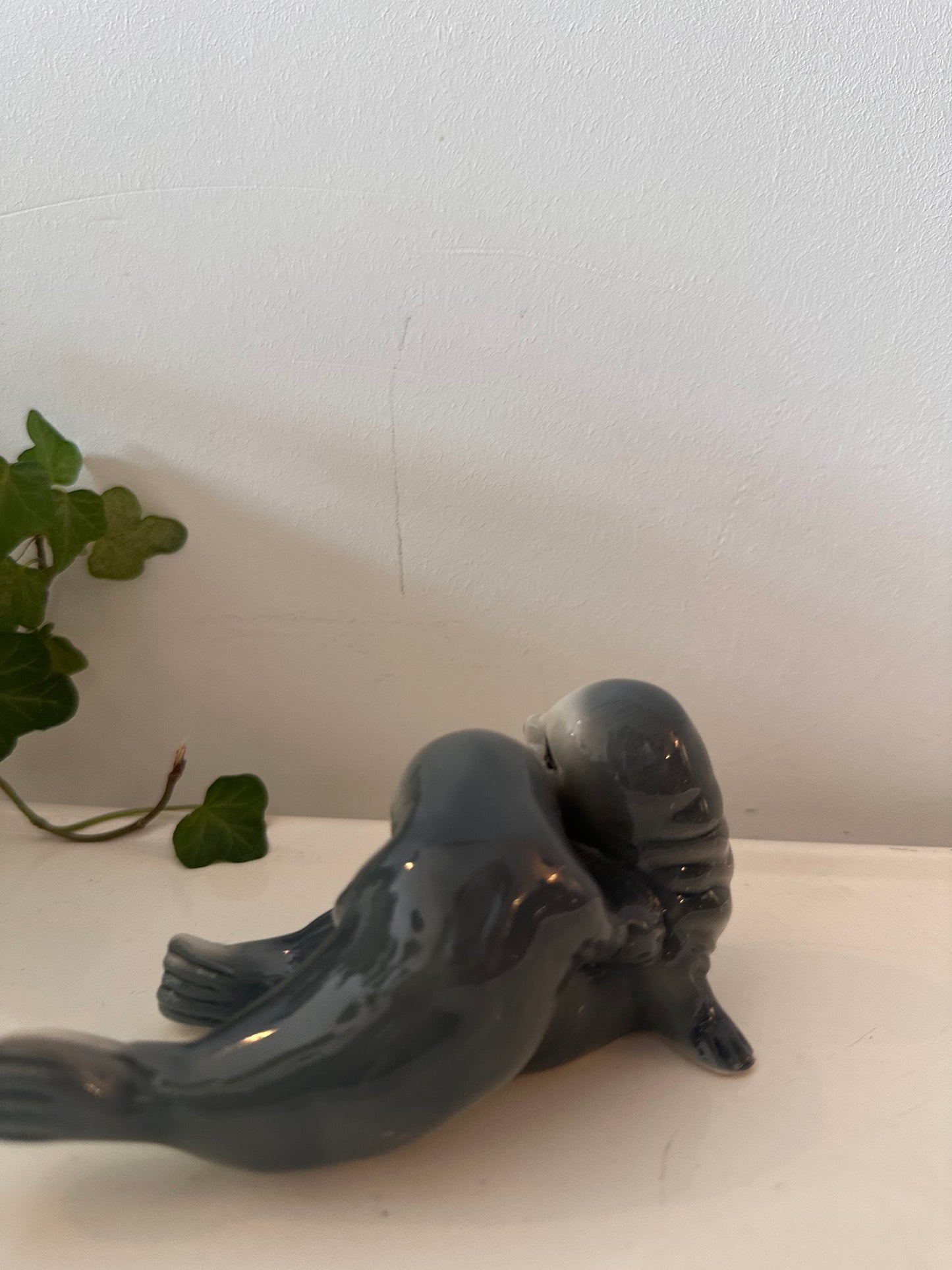 Porseleinen beeldje van twee zeehondjes