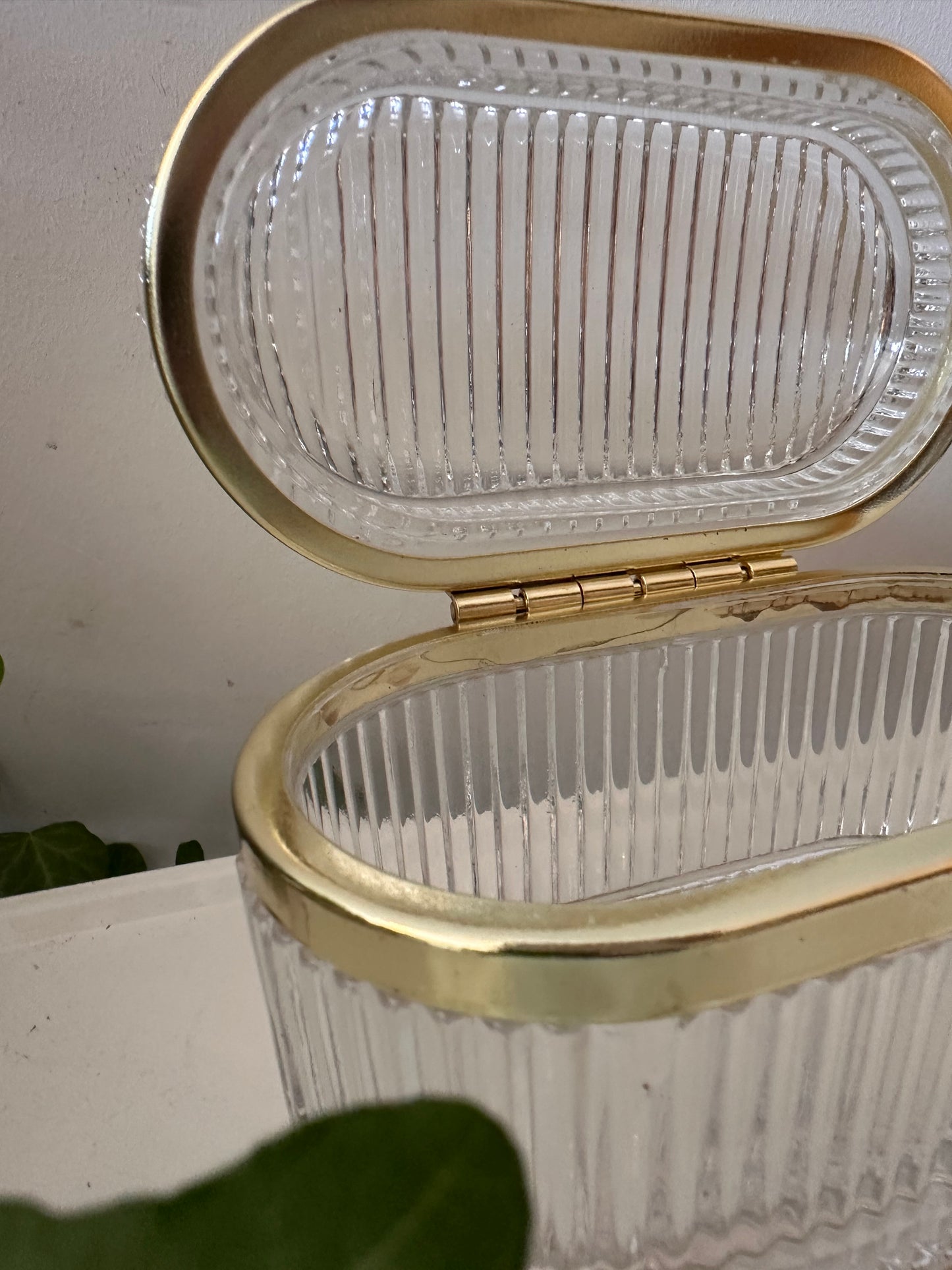 Glazen bewaardoosje met goudkleurige rand