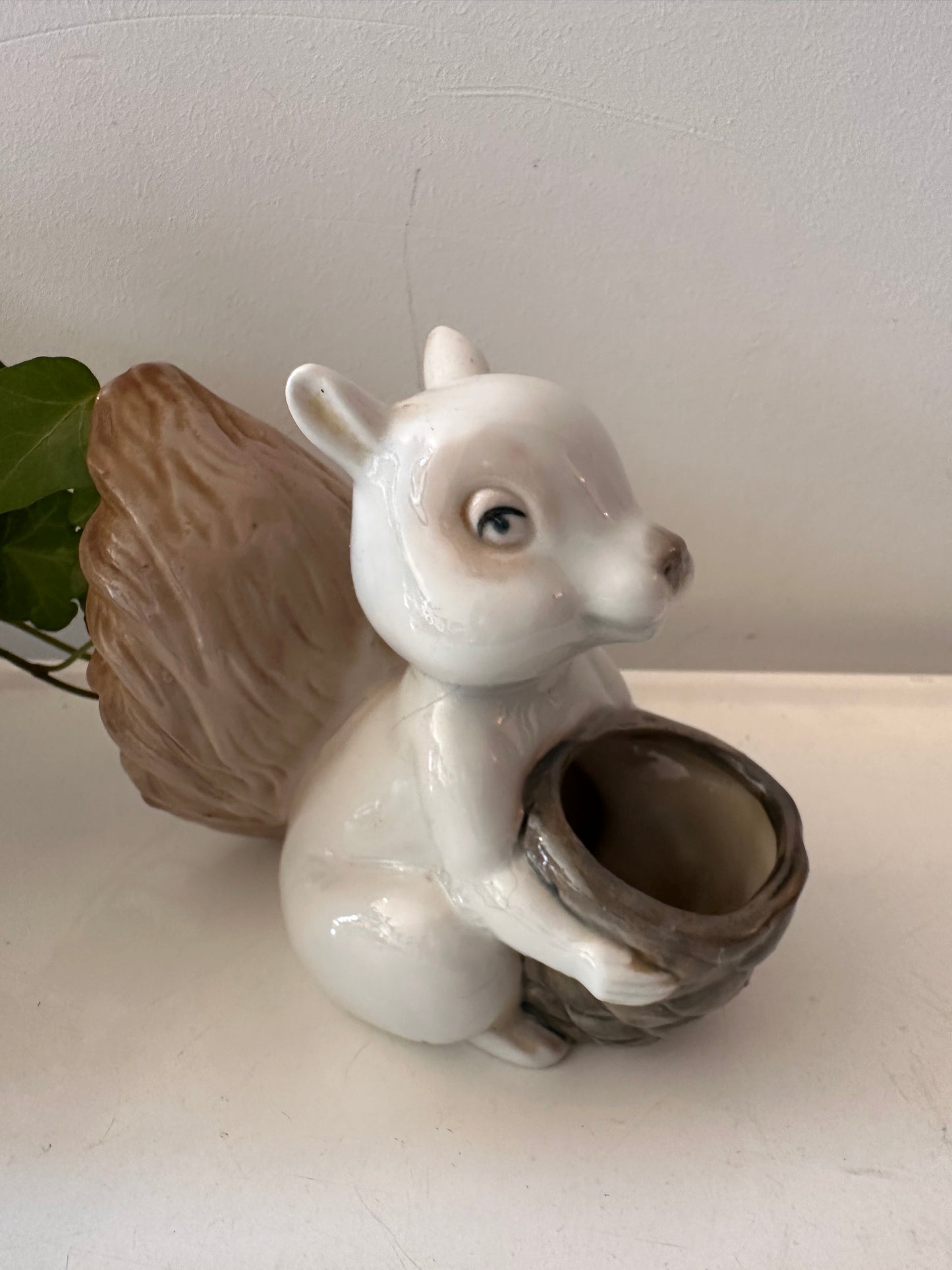 Porseleinen beeldje eekhoorn
