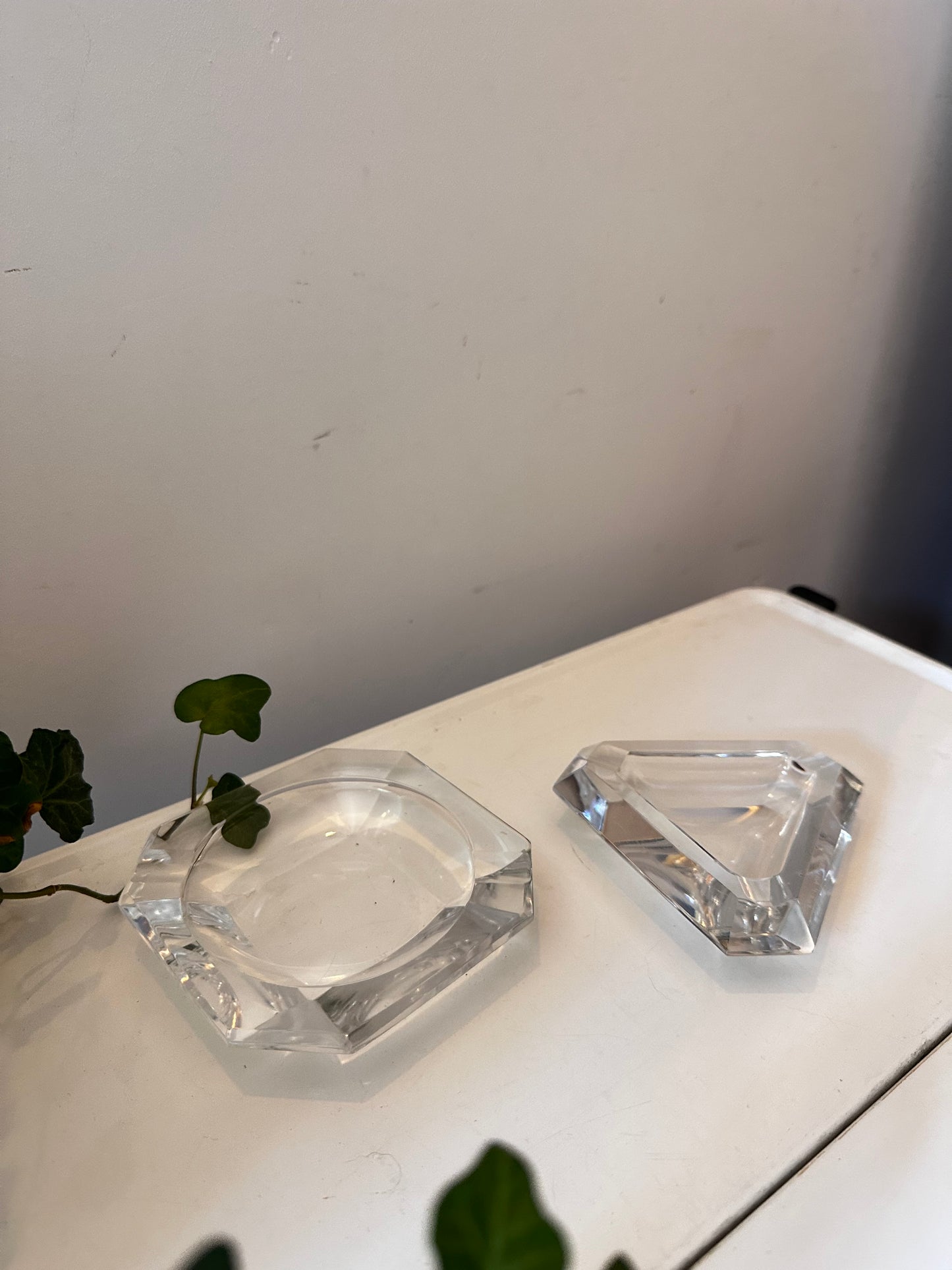 Set van 2 kristallen asbakjes