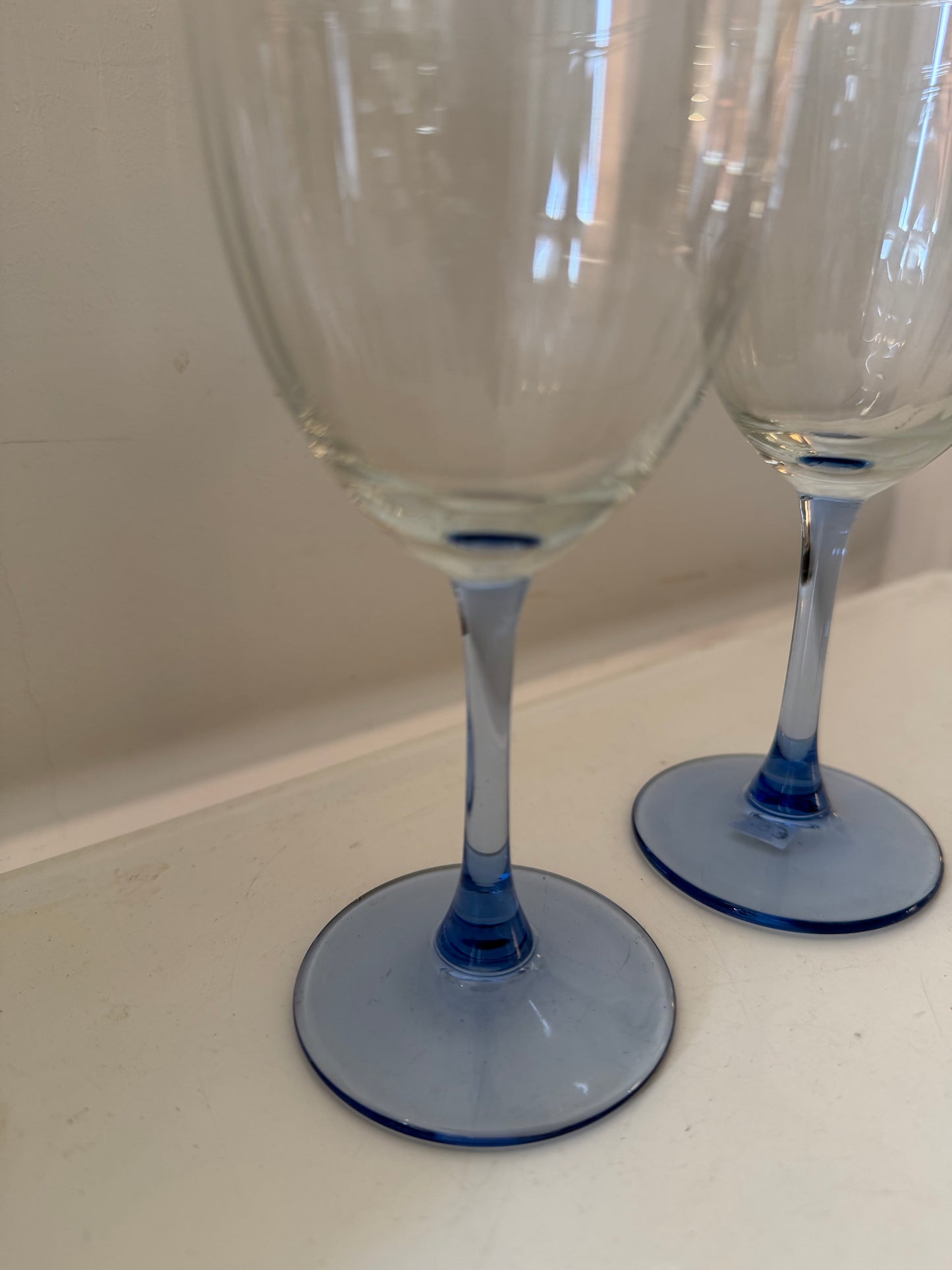 Set van twee wijnglazen op blauwe voet