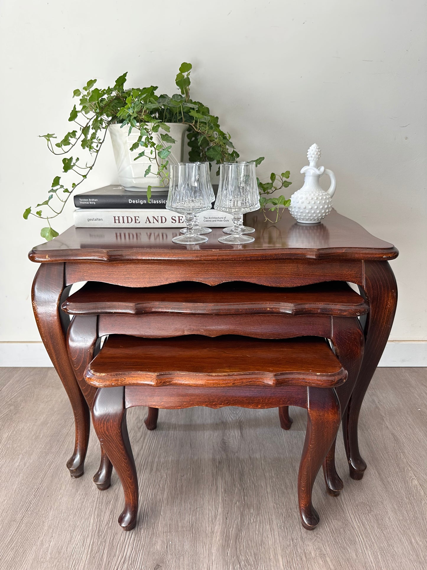 Nesting tables queen Ann stijl