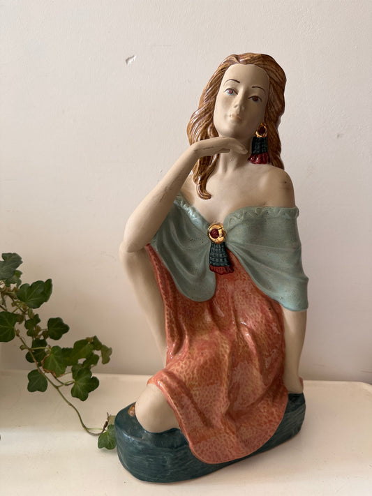 Art Deco beeld van zittende vrouw