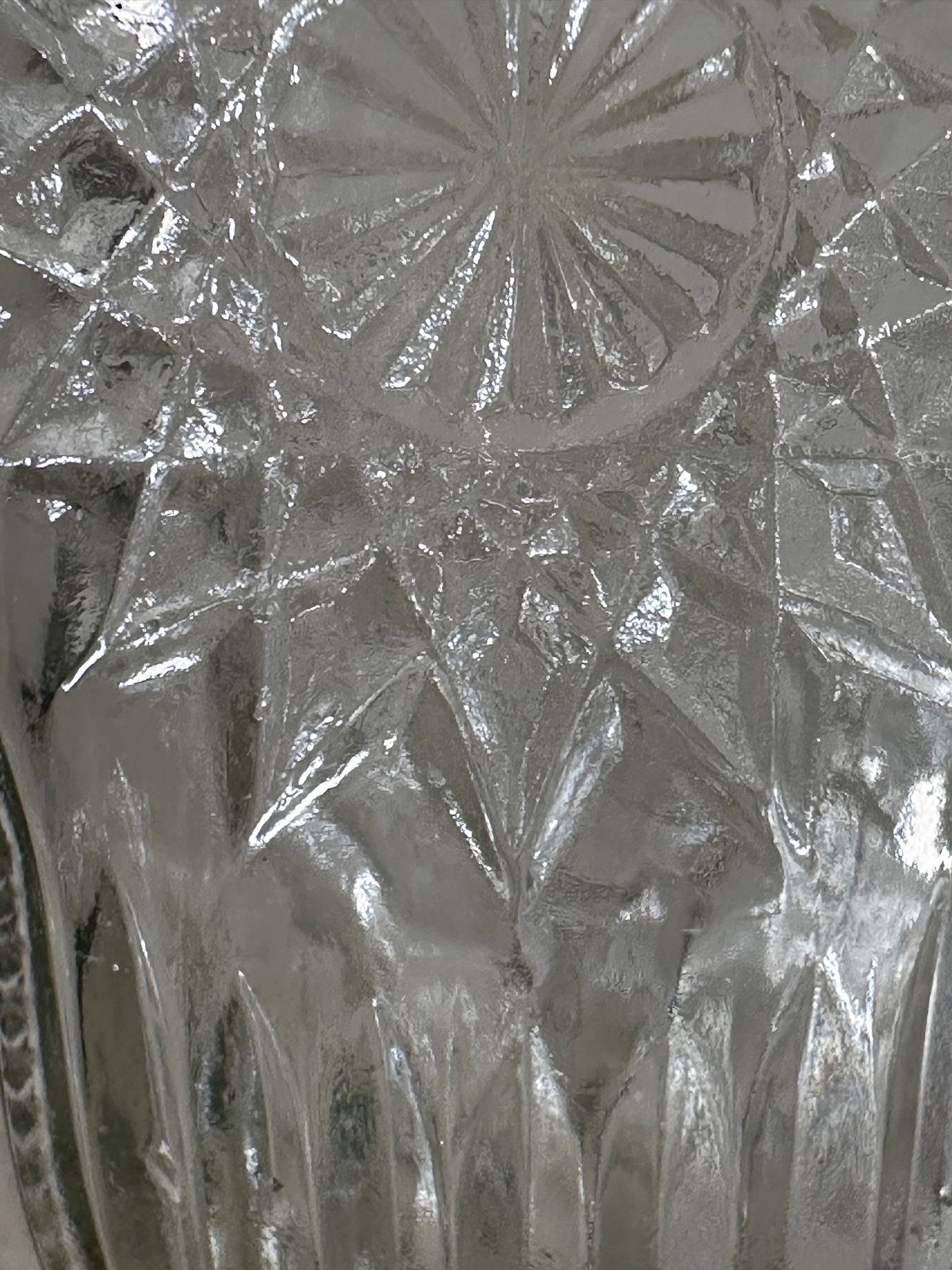 Tafellampje van hout en glas