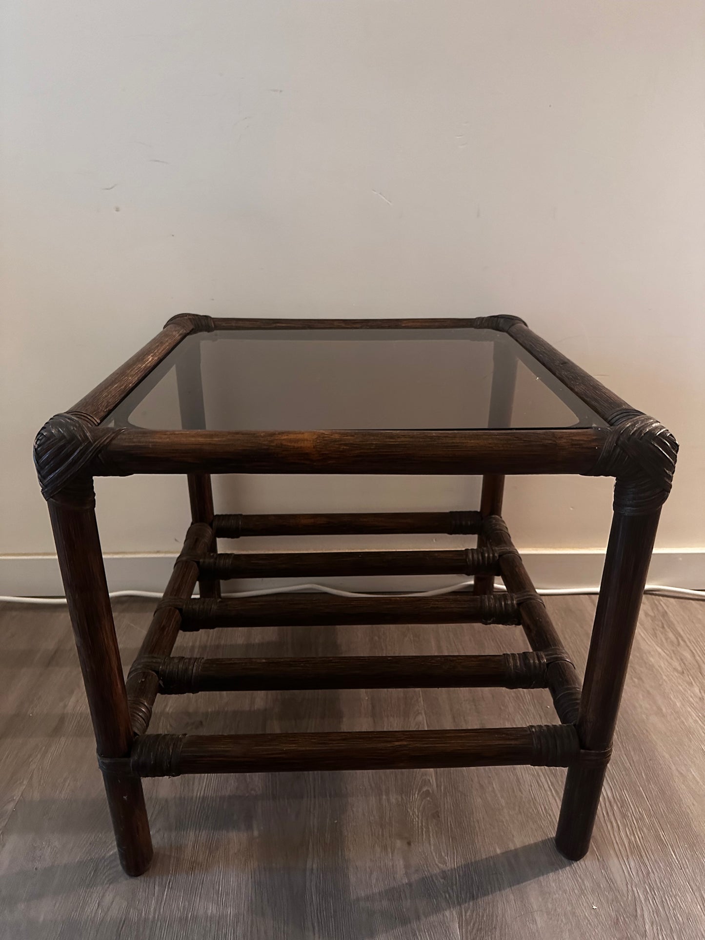 Rotan bijzettafeltje met rookglazen plaat