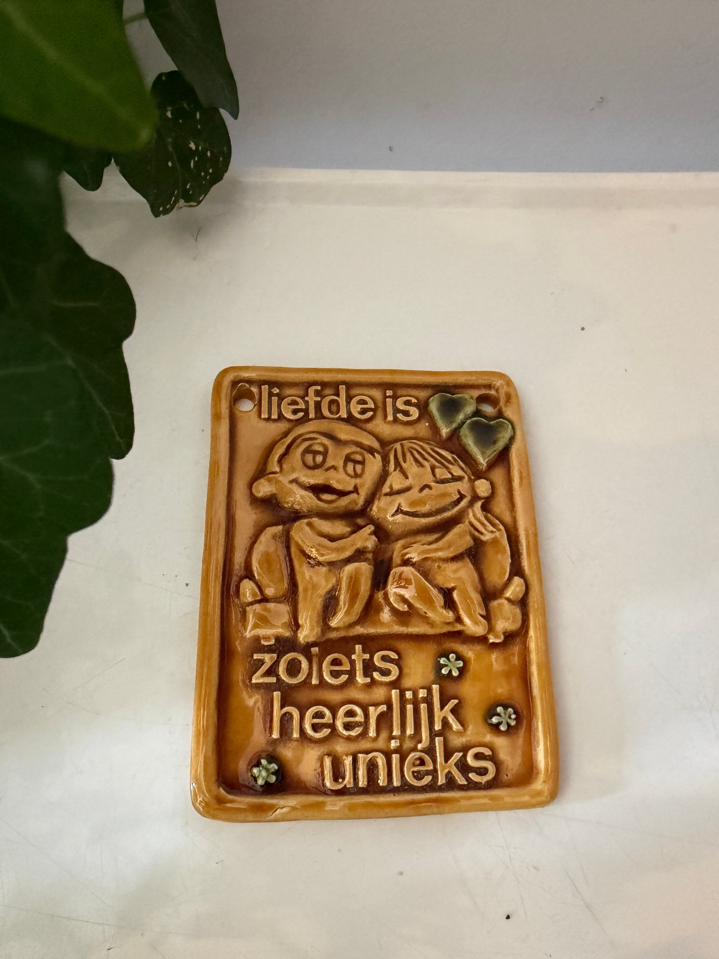 Liefde is…. Keramiek wandtegeltje jaren 70