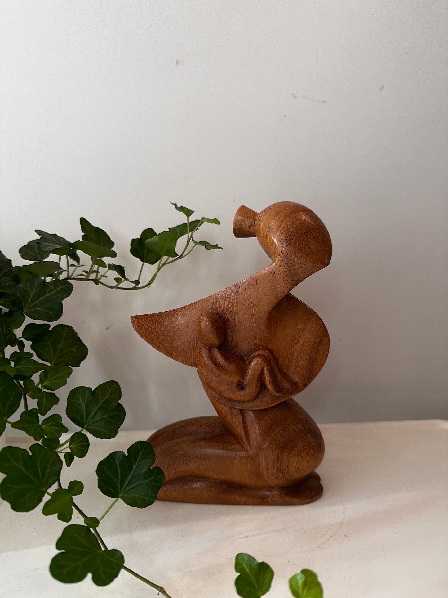 Midcentury houten beeldje moeder met kind