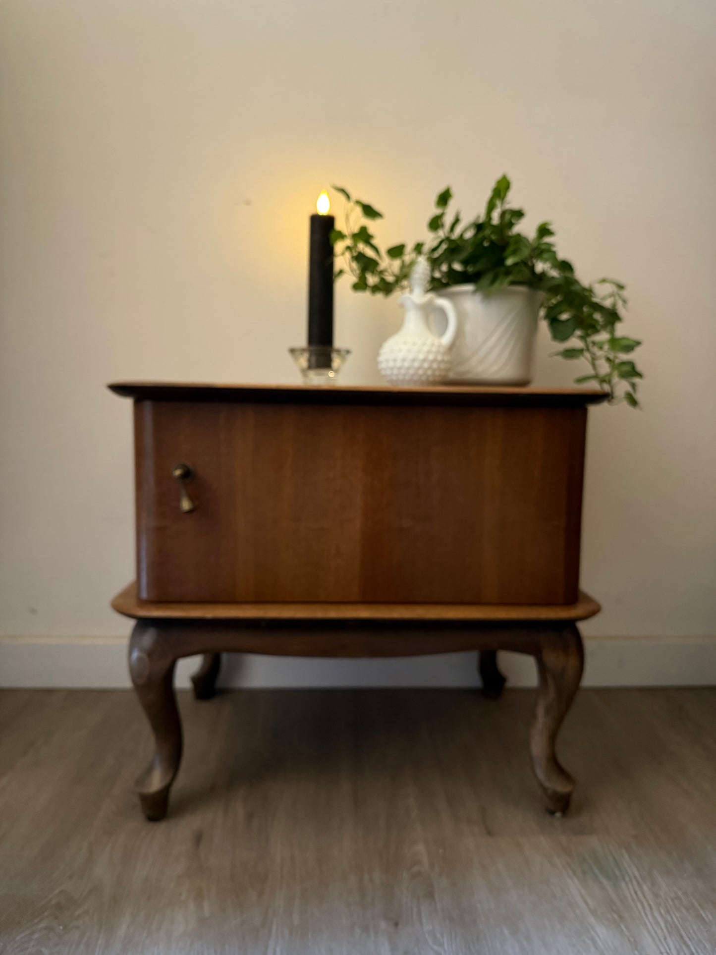 Waanzinnig leuk Queen Anne kastje nachtkastje