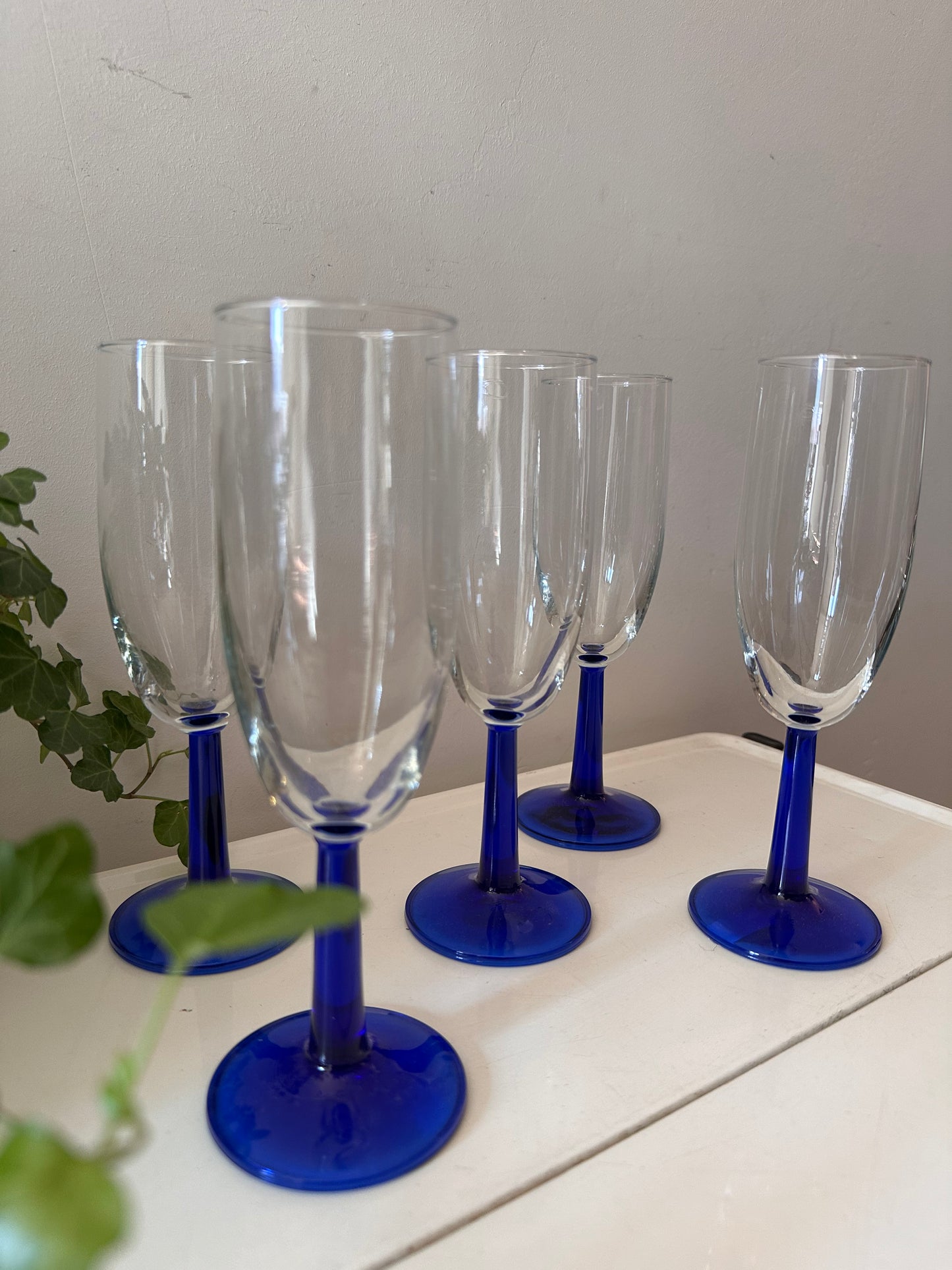 Jaren 80 flutes champagne glazen met blauwe voet